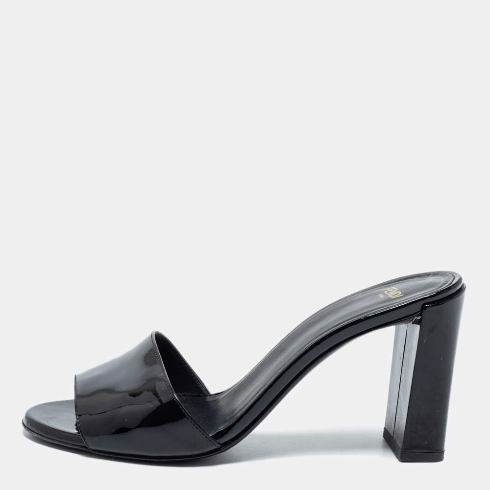 مملوكة مسبقًا Fendi Black Patent Leather Logo Slide Sandals Size 37