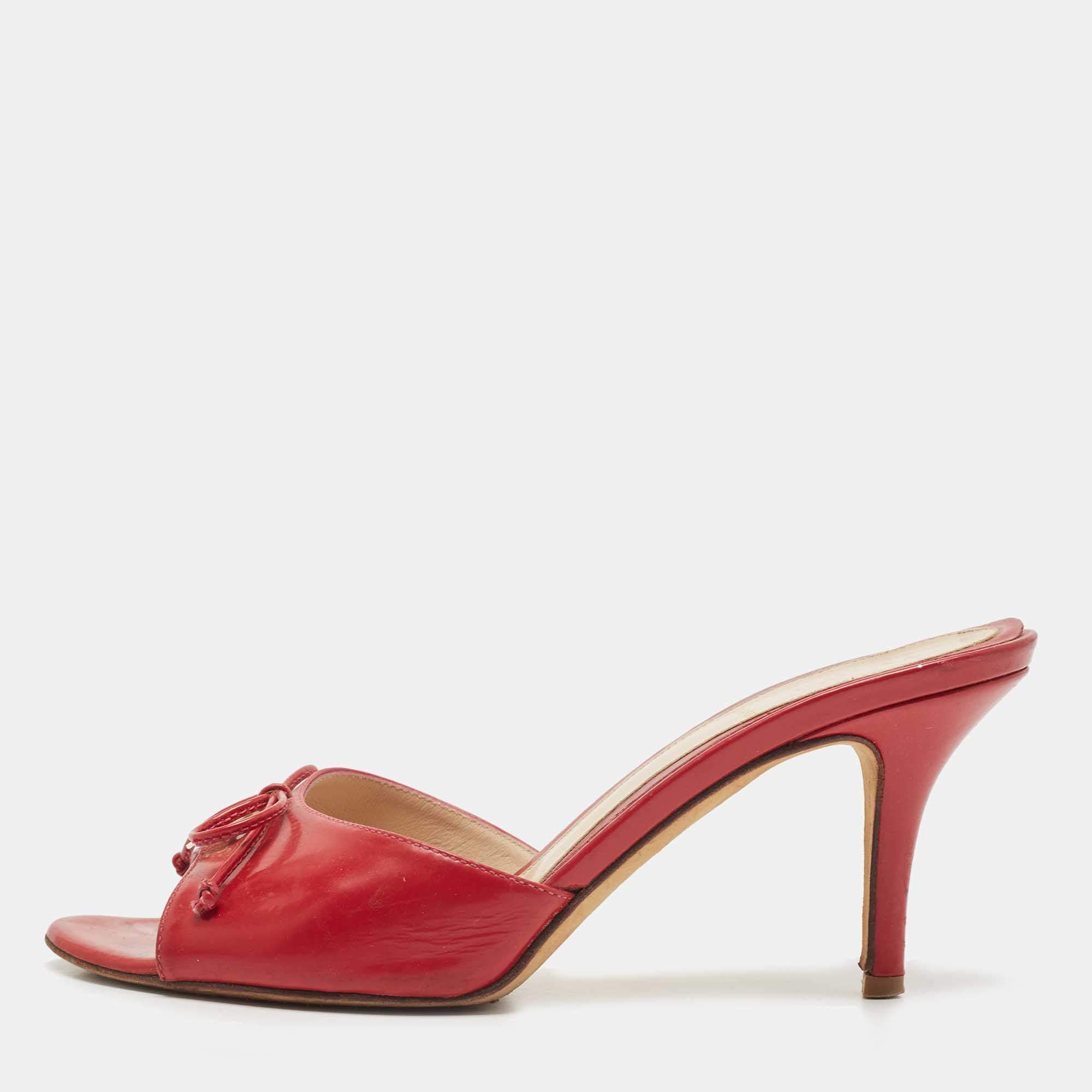 مملوكة مسبقًا Fendi Dark Red Leather Logo Charm Bow Slide Sandals Size 35
