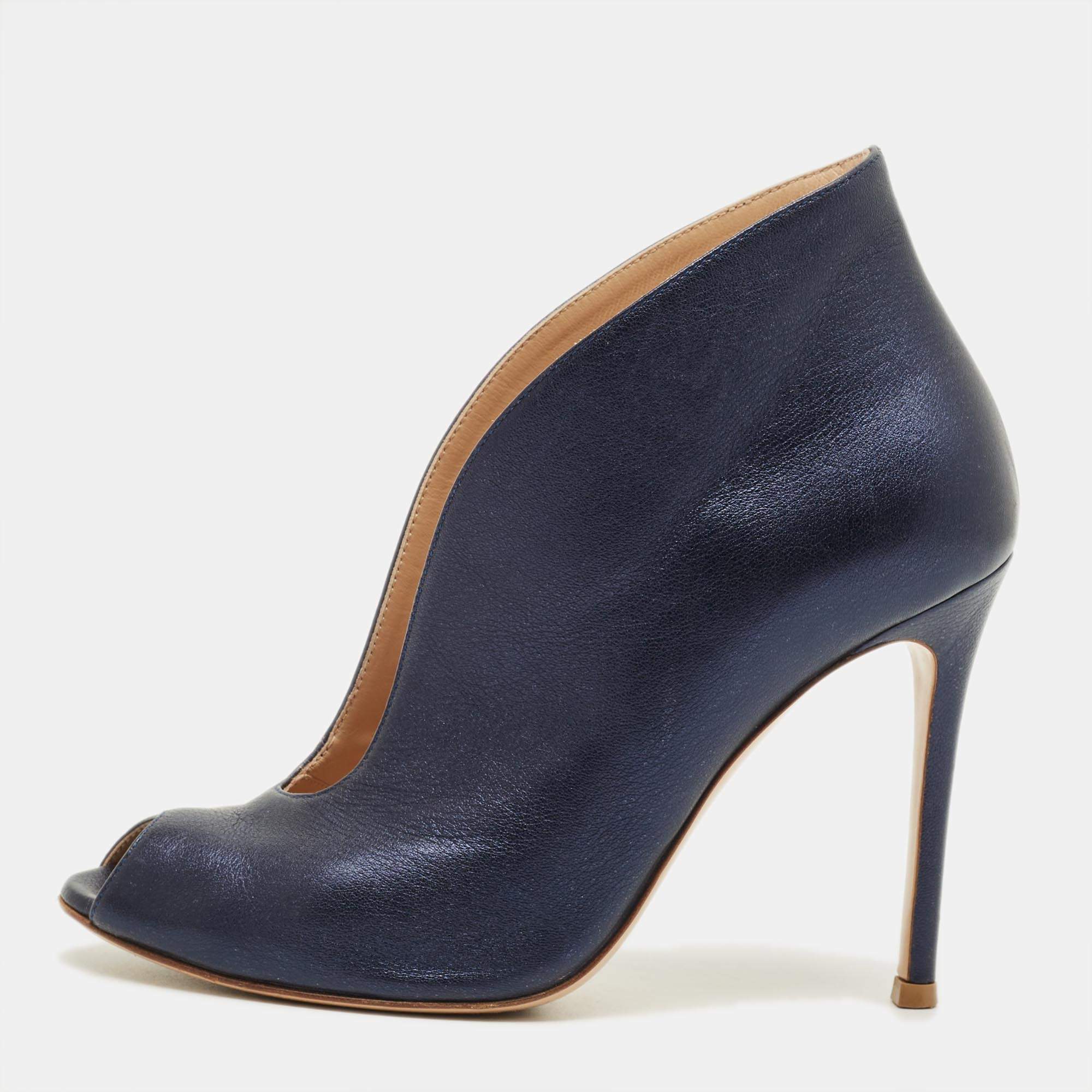 مملوكة مسبقًا Gianvito Rossi High Vamp Size 35.5 Navy Blue Leather Peep Toe Pumps