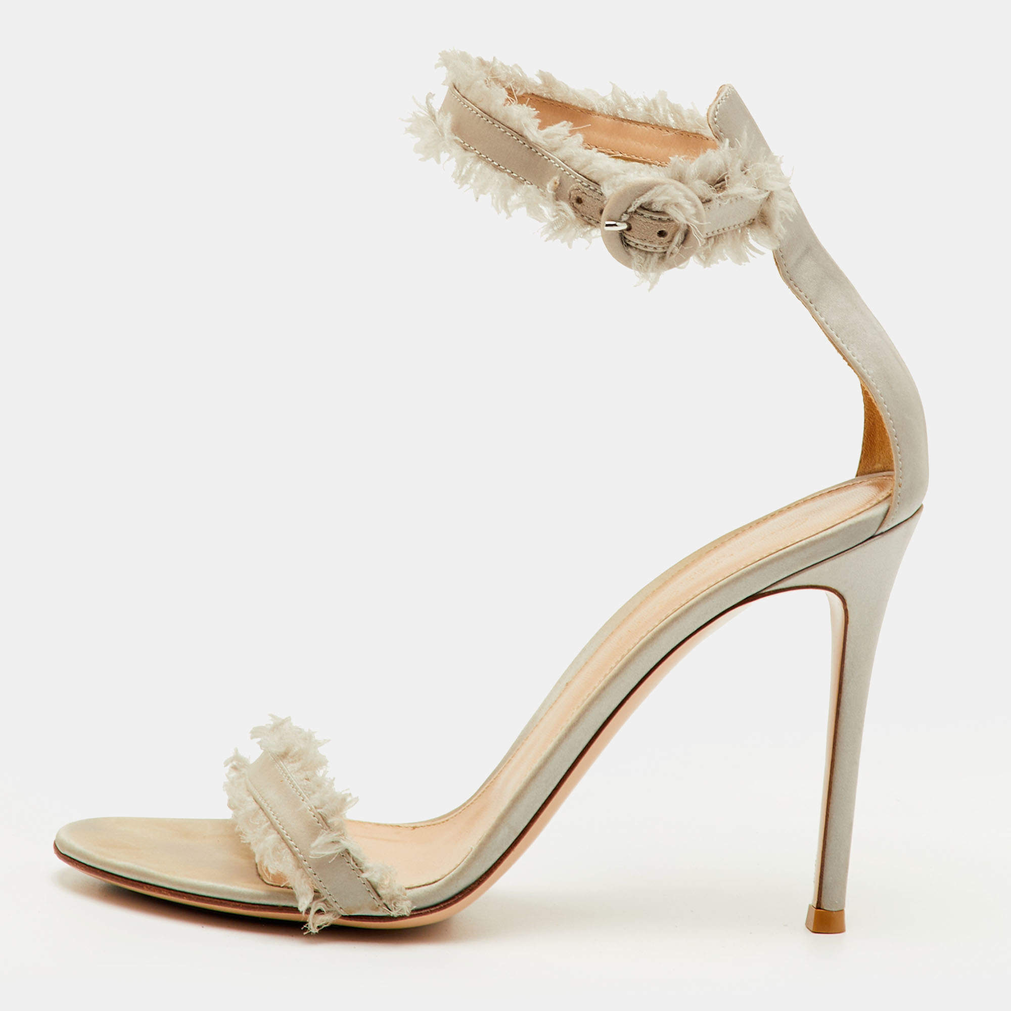 مملوكة مسبقًا Gianvito Rossi Caribe Size 39 Light Grey Satin Ankle Strap Sandals
