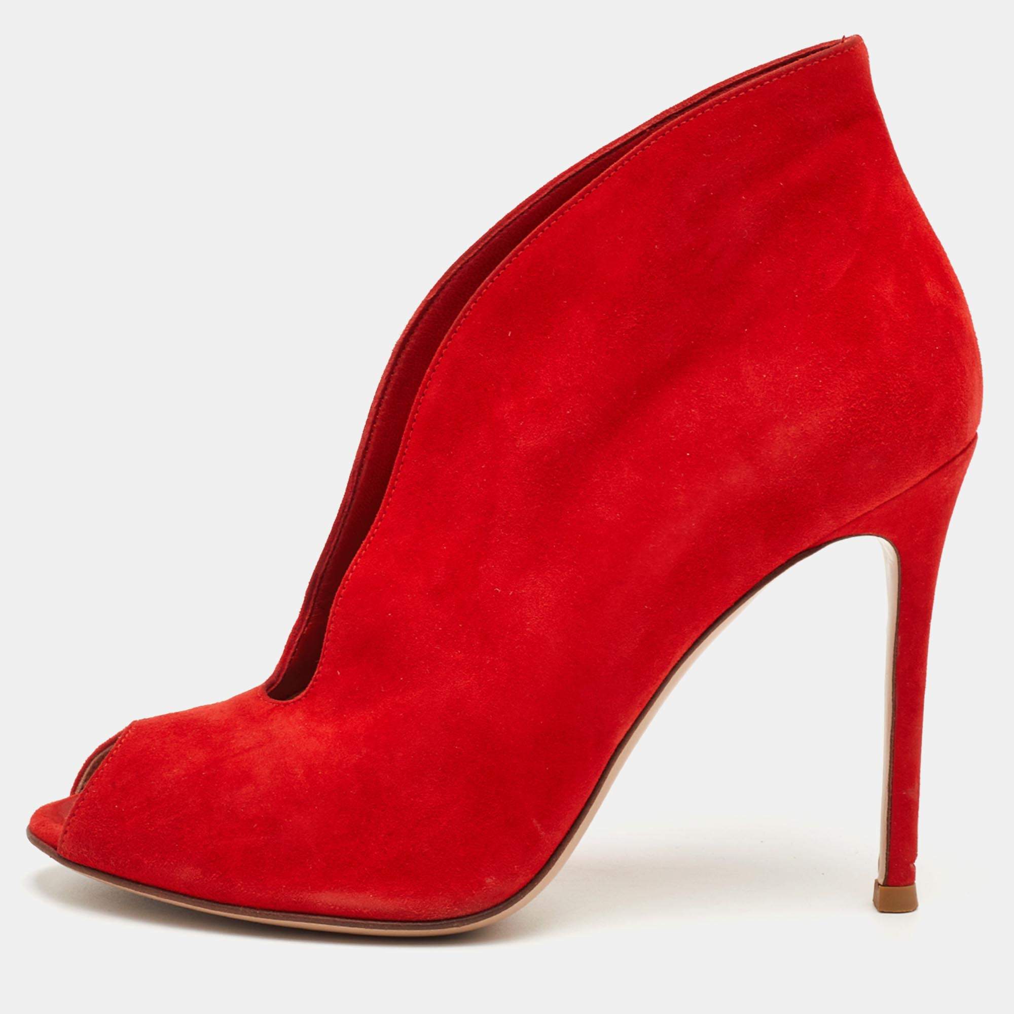 مملوكة مسبقًا Gianvito Rossi Vamp Size 37 Bright Red Suede Peep Toe Ankle Booties