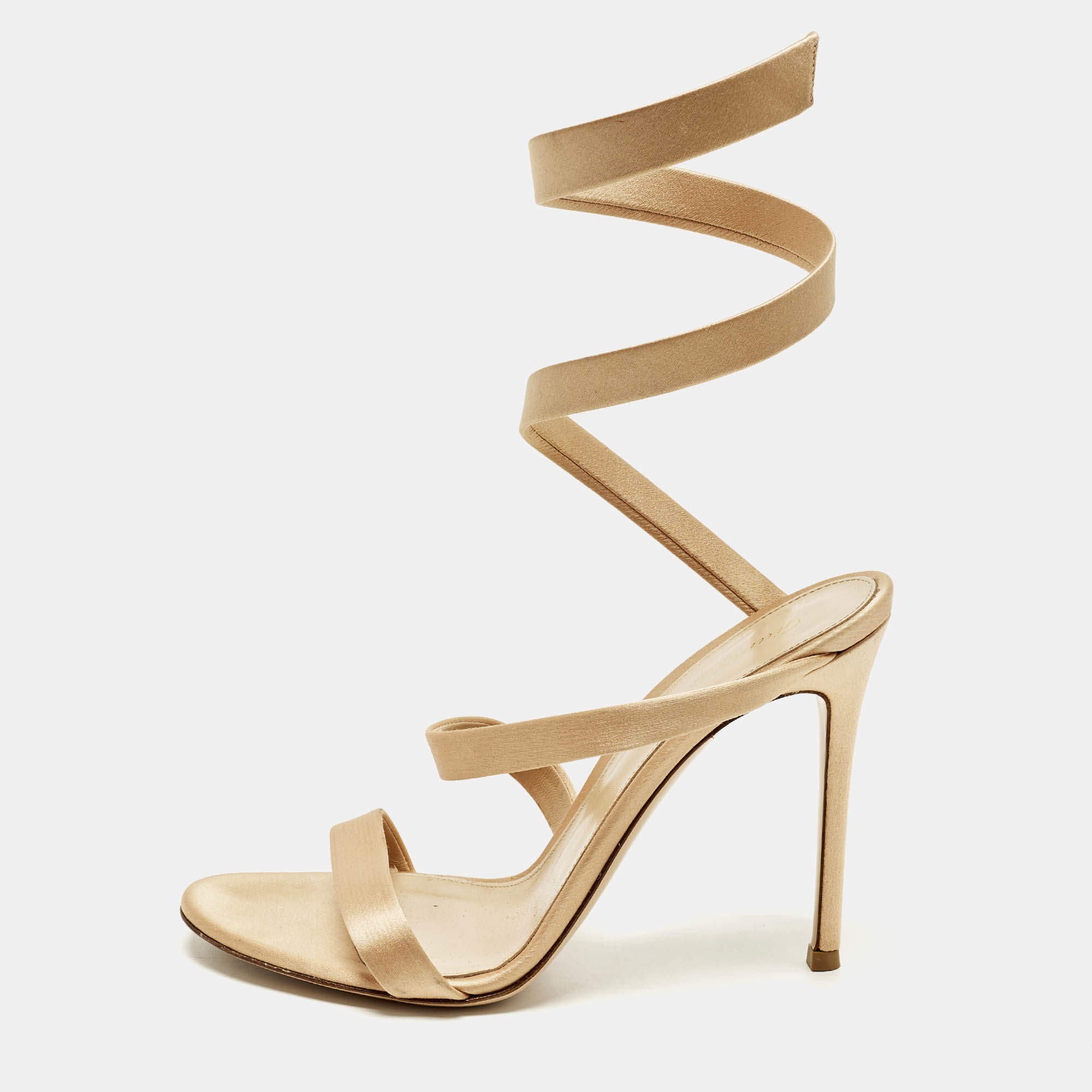 مملوكة مسبقًا Gianvito Rossi Opera Size 39.5 Beige Satin Ankle Strap Sandals