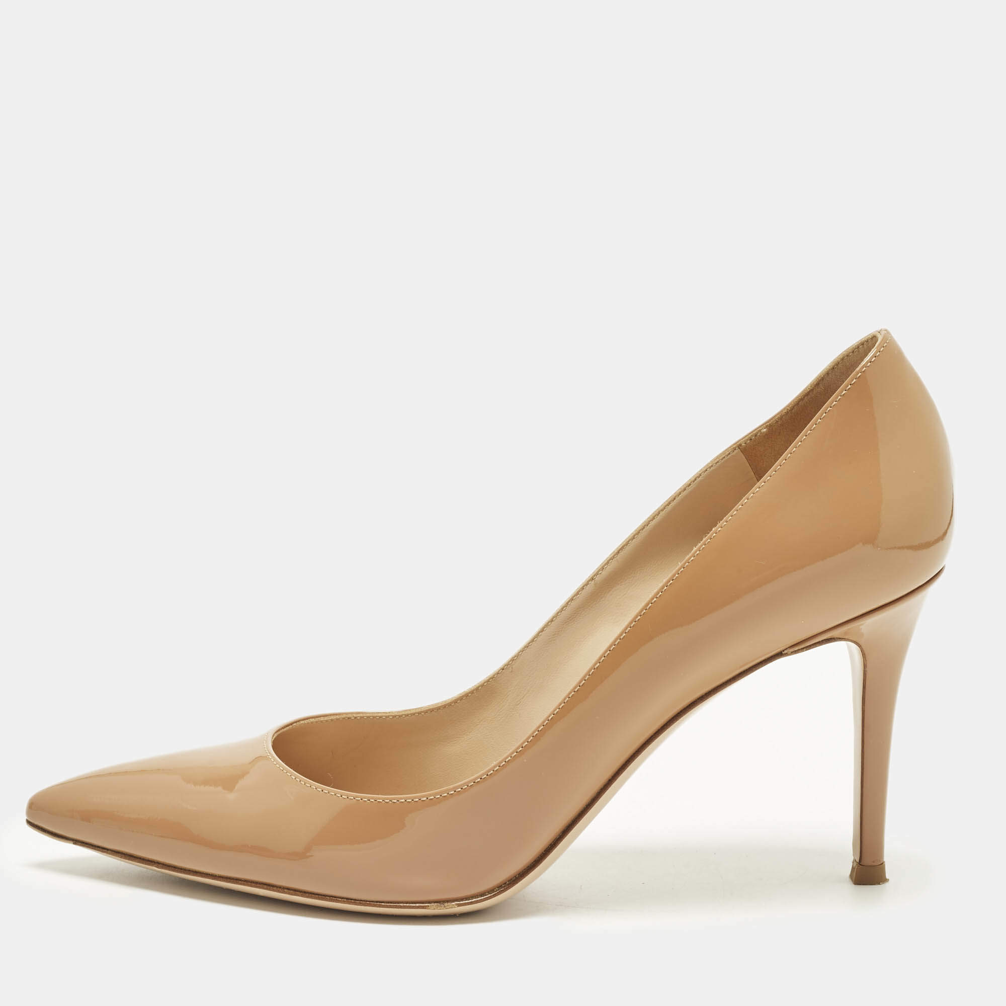 مملوكة مسبقًا Gianvito Rossi Size 39 Beige Patent Leather Pumps