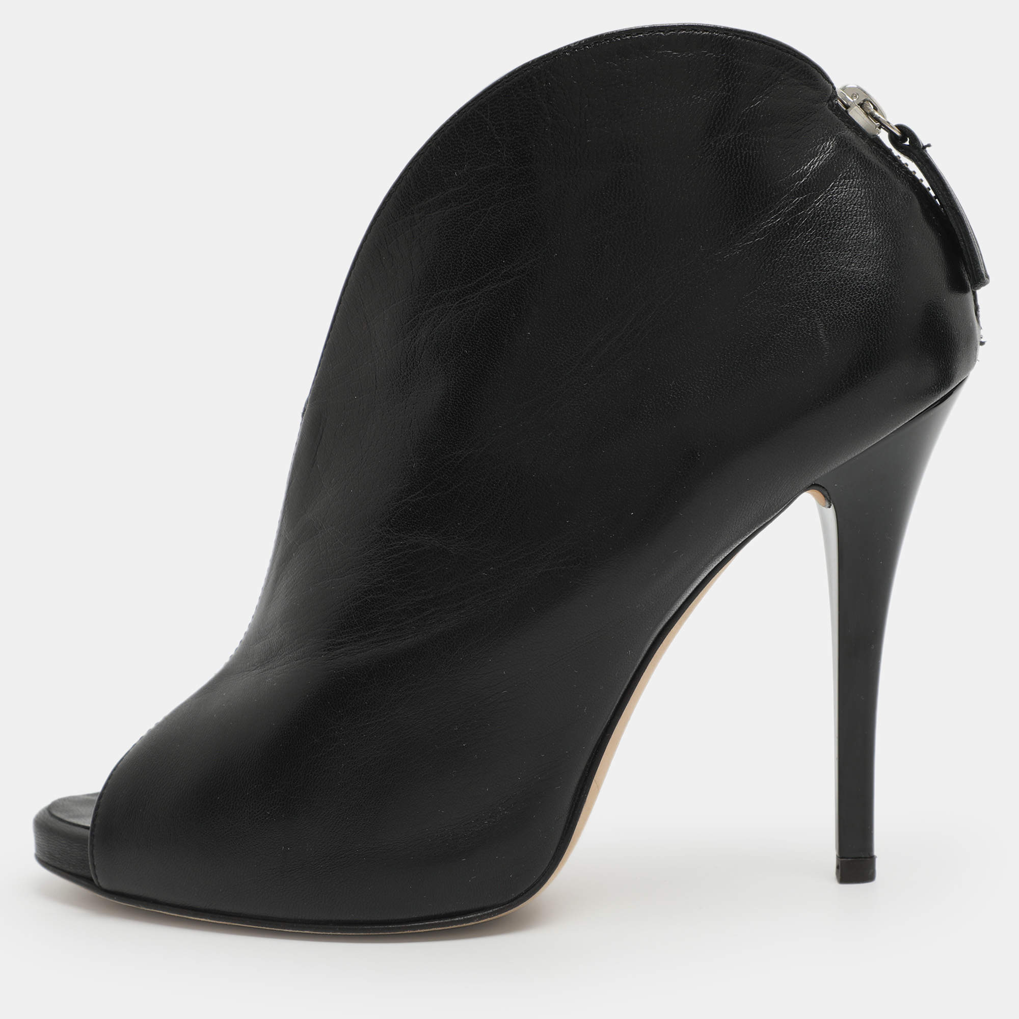 مملوكة مسبقًا Gianvito Rossi Size 38.5 Black Leather Peep Toe Booties