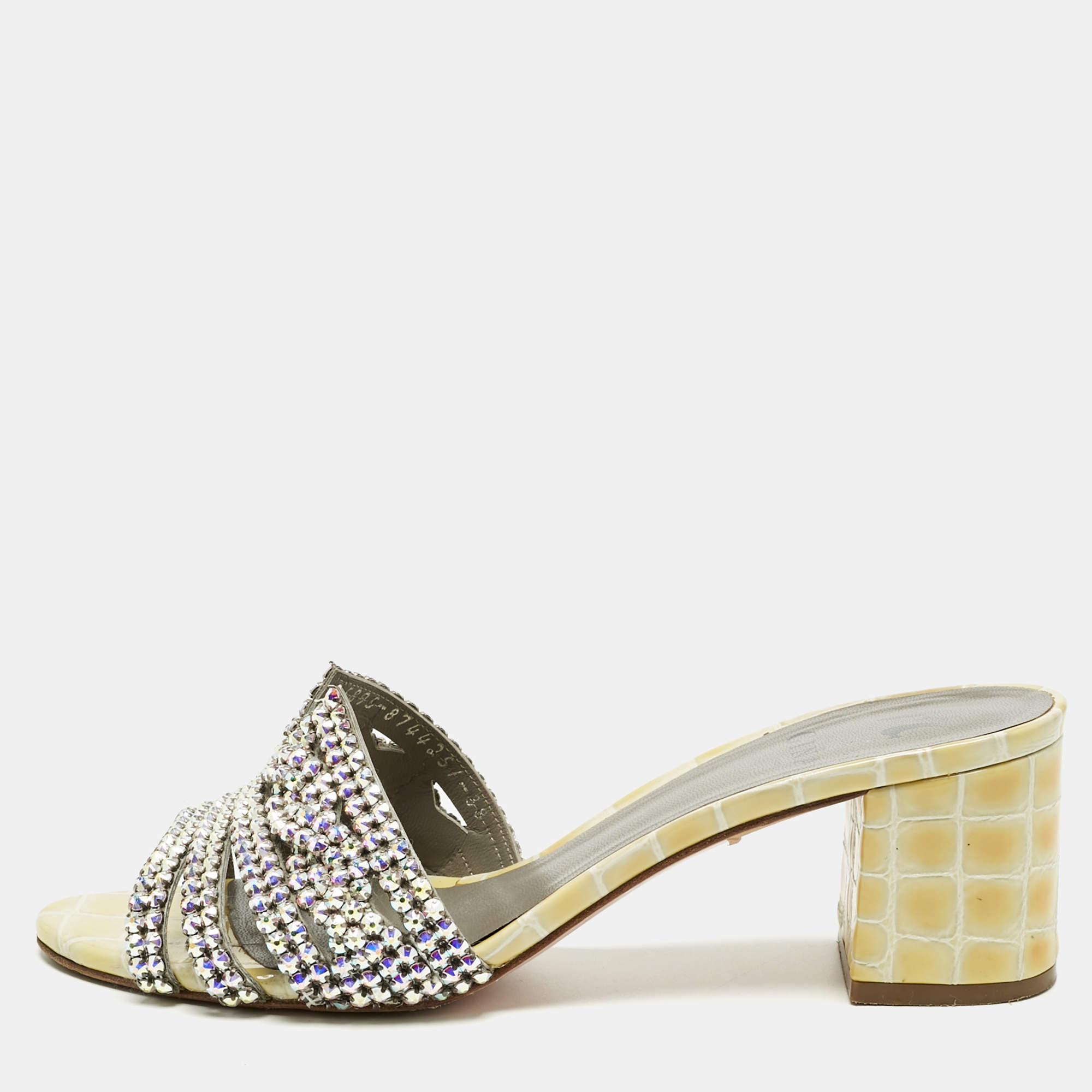 Pre Owned صندل سلايد جينا جلد براءات الاختراع كريمي مزخرف بالكريستال مقاس 41.5
