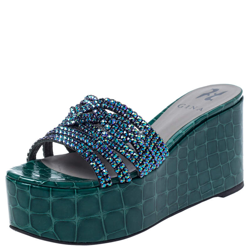 Pre Owned صندل جينا نعل سميك كعب روكي مزخرف جلد نقش تمساح أخضر مقاس 37.5