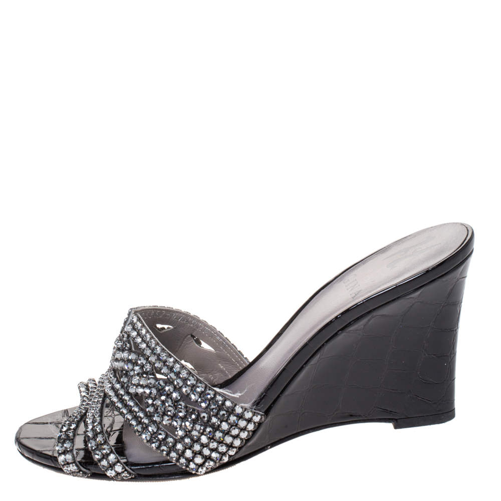 Pre Owned صندل جينا سيراكوز جلد لامع منقوش جلد تمساح أسود كعب روكي مقاس 39