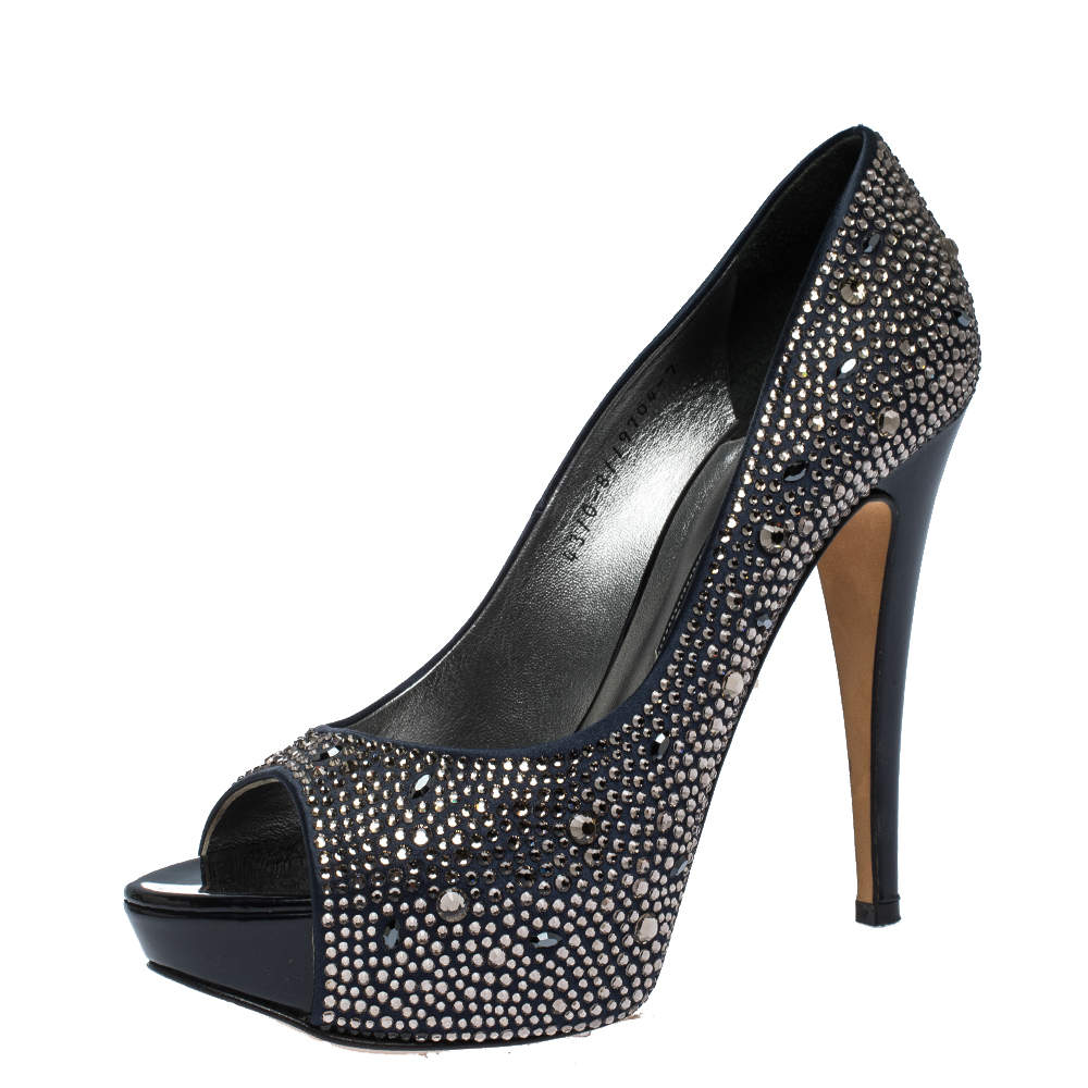 مملوكة مسبقًا حذاء كعب عالي جينا ساتان أزرق داكن مرصع بالكريستال مقدمة مفتوحة مقاس 40