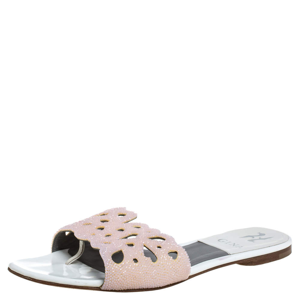 Pre Owned حذاء سلايدز جينا فلات مزخرف كريستال وجلد لامع أبيض/ وردي مقاس 39