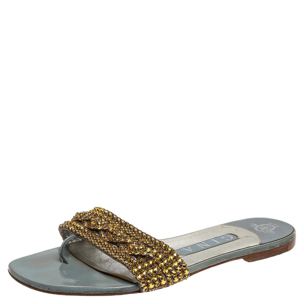 Pre Owned حذاء سلايد جينا فلات آثينا جلد لامع زخرفة كريستال ذهبى / أزرق مقاس 37.5