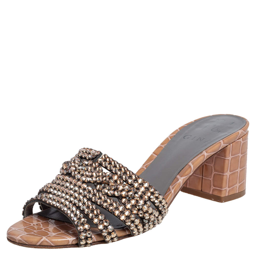 مملوكة مسبقًا صندل جينا روديو جلد نقشة التمساح بيج لامع مزخرف كريستال مقاس 38