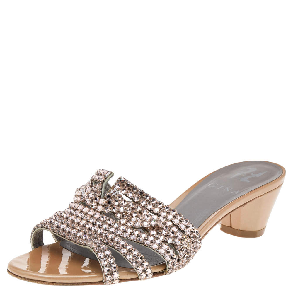 مملوكة مسبقًا صندل سلايد جينا جلد لامع بيج مزخرف كريستال مقاس 38.5