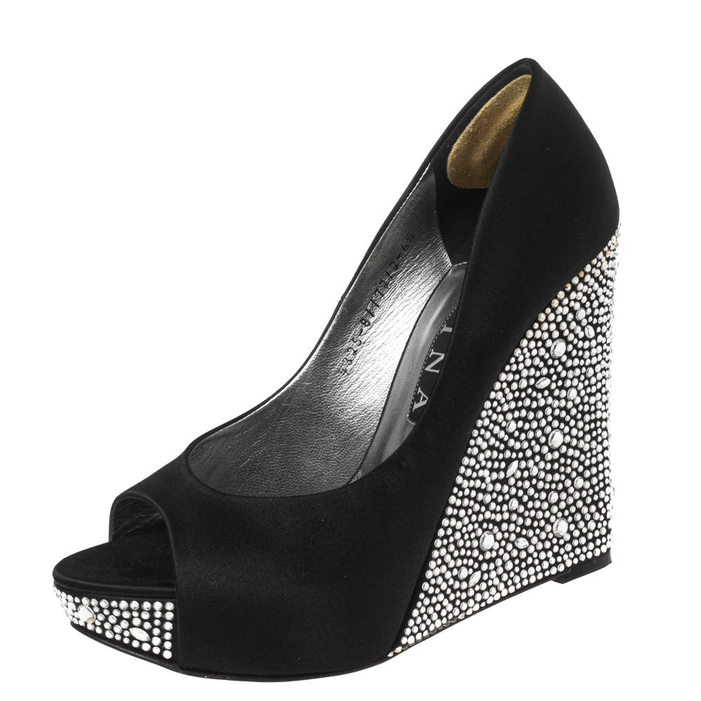 Pre Owned حذاء كعب عالي جينا بيلي مزخرف كريستال  كعب روكي  مقدمة مفتوحة و نعل سميك ساتان أسود مقاس 39.5