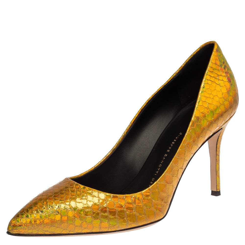 Pre Owned حذاء كعب عالي جوسيبي زانوتي بمقدمة مدببة جلد ثعبان ذهبي ميتاليك منقوش مقاس 39