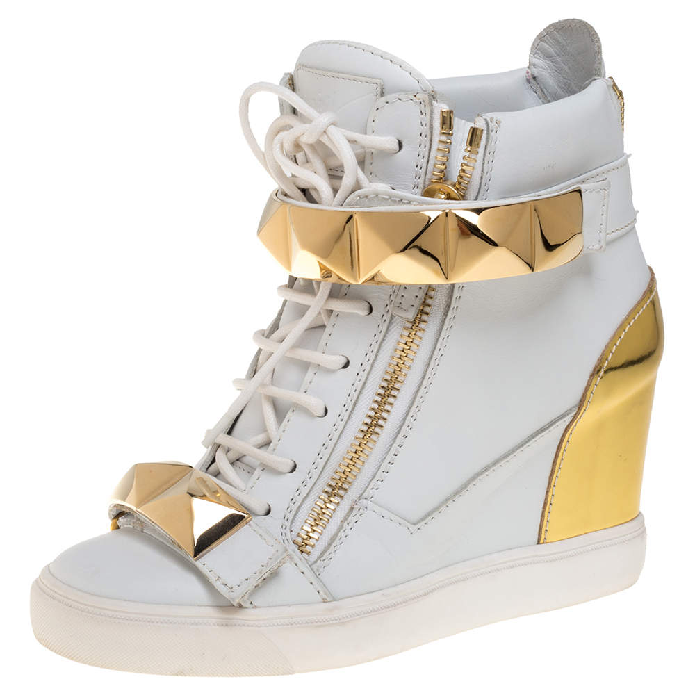 Pre Owned Giuseppe Zanotti White/Gold Leather Gold Pyramid Studded Sneaker Size 38.5