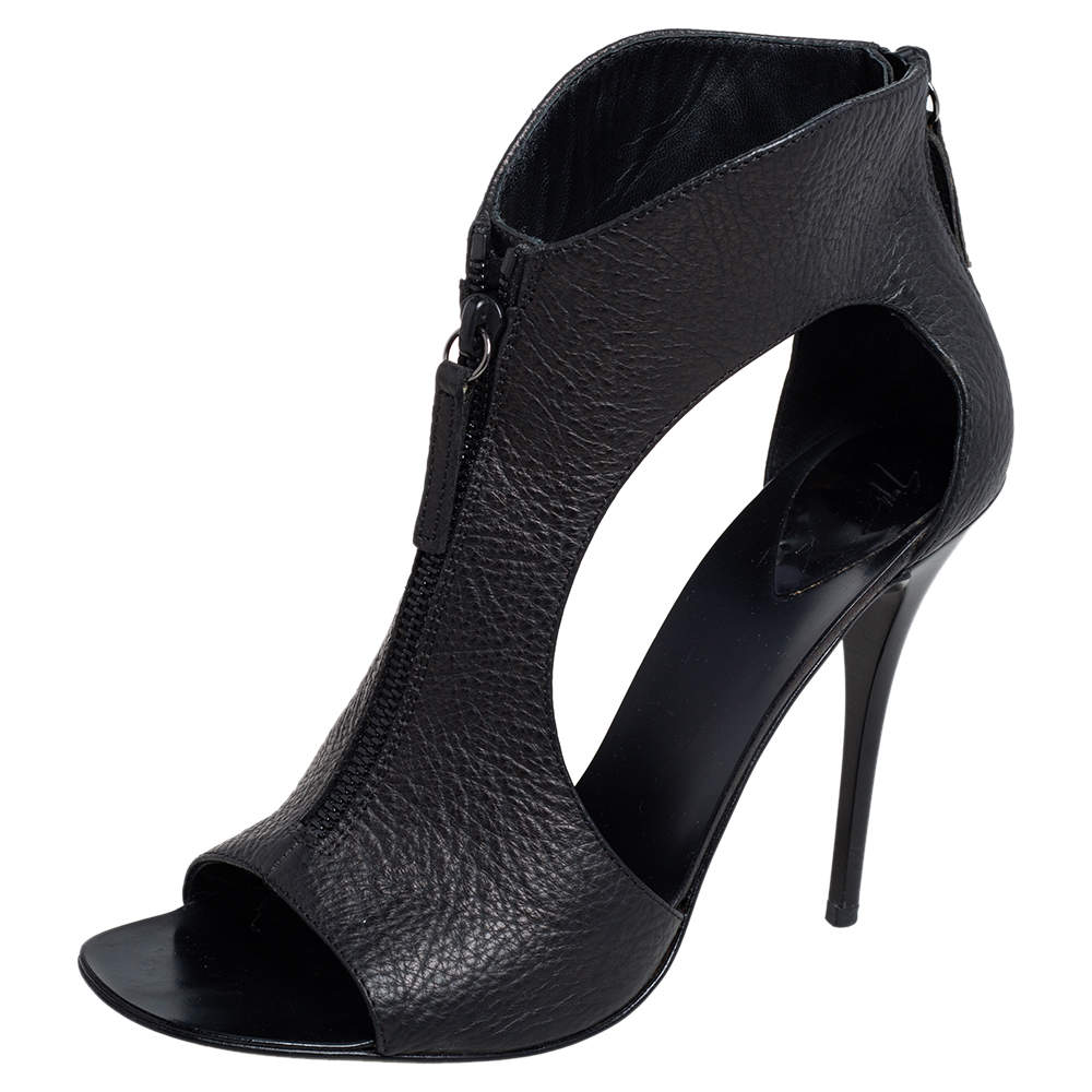حذاء بوت جوسيبي زانوتي جلد مُحبب أسود مفرغ مقدمة مفتوحة مقاس 38.5