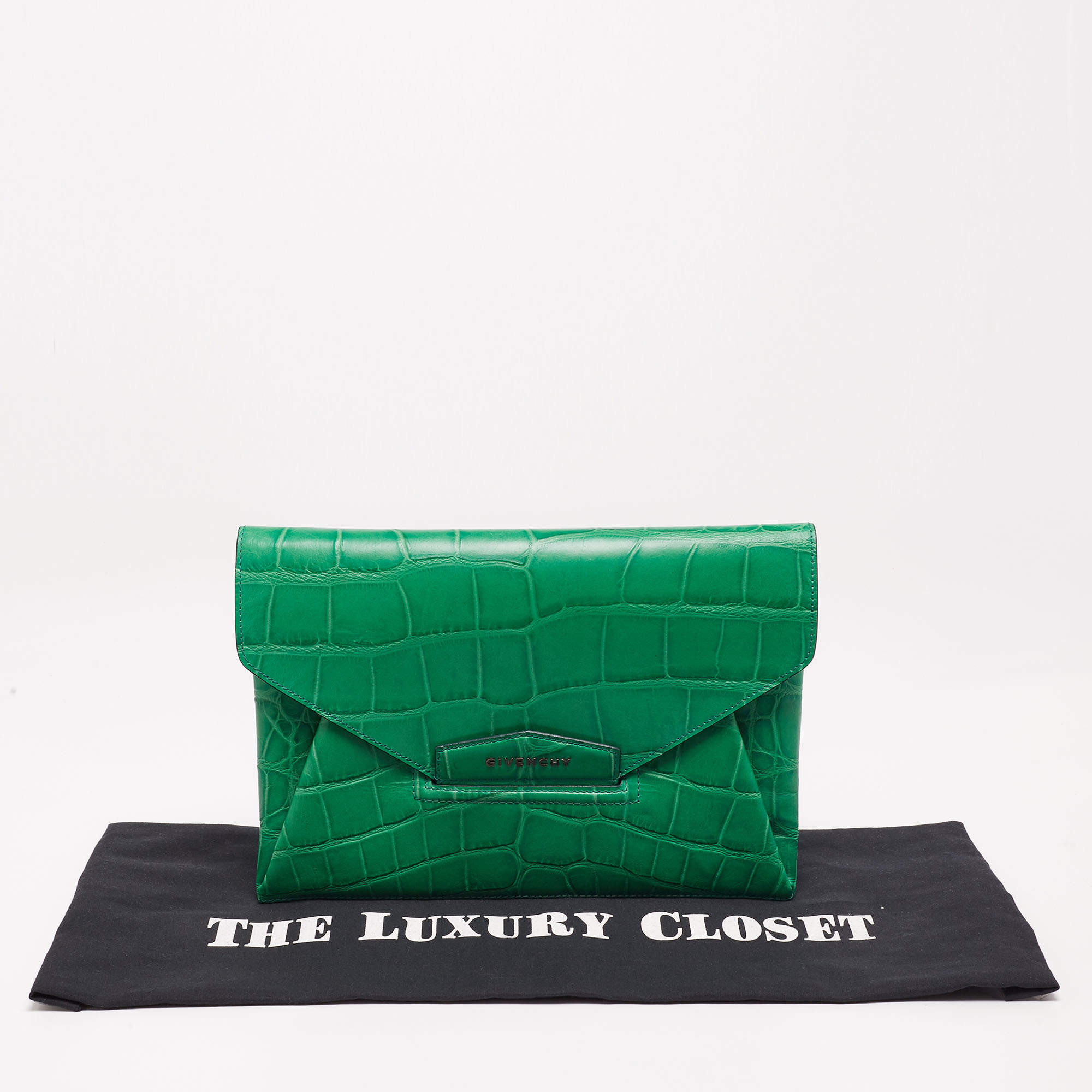 Antigona leather clutch bag Givenchy Green in Leather - 34404328