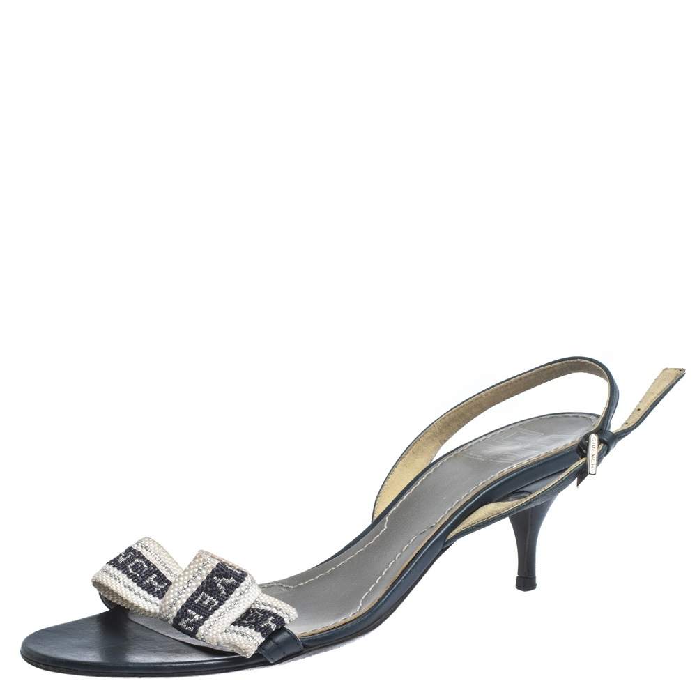 مملوكة مسبقًا صندل جيفنشي فتحة كعب قماش مغزول شعار وجلد أبيض/ أزرق مقاس 37.5