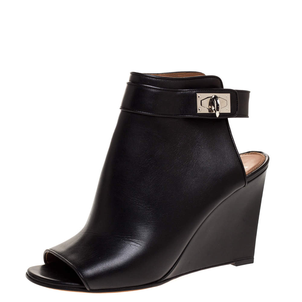 Pre Owned صندل جيفنشى كعب روكى قفل شارك جلد أسود مقاس 40