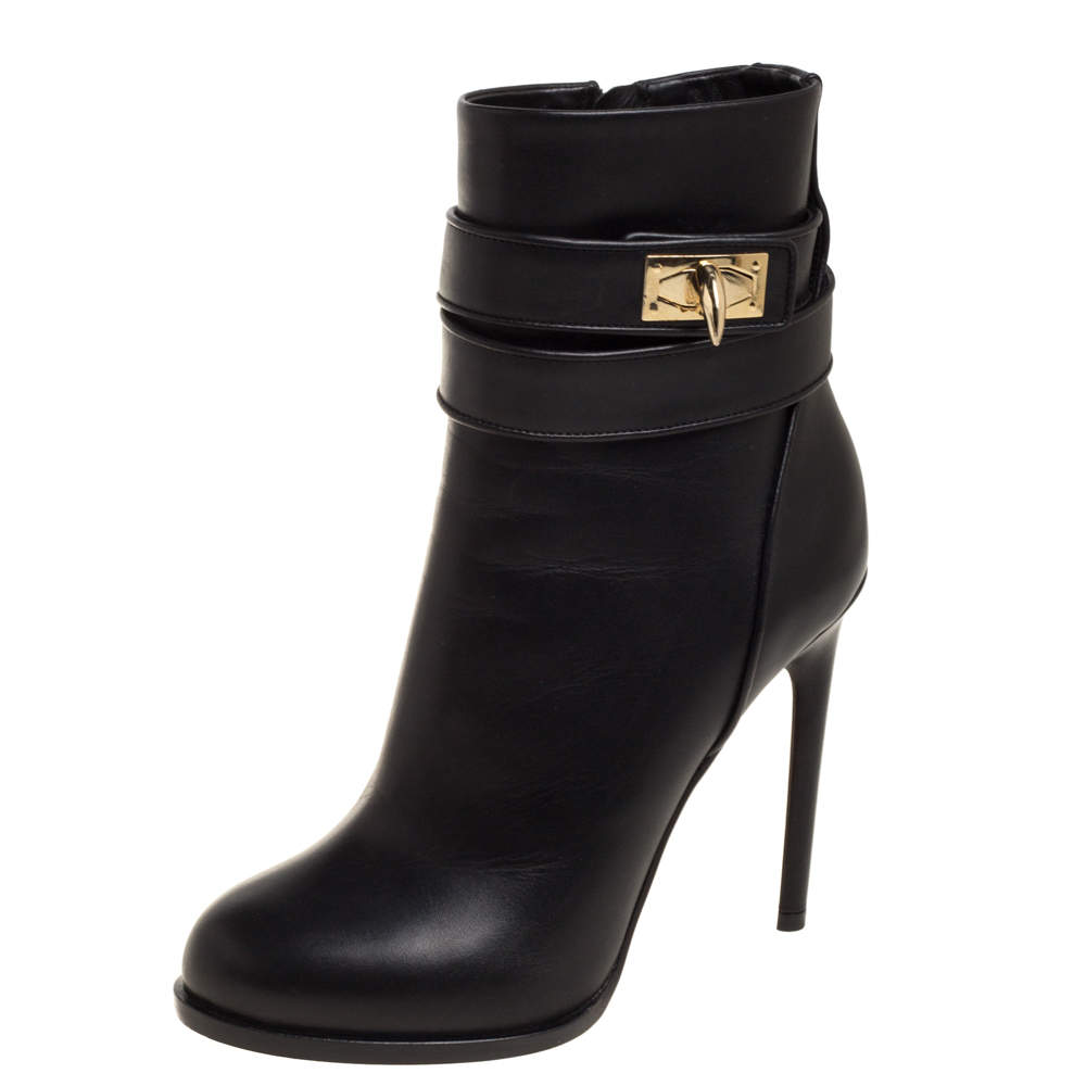 Pre Owned حذاء بوت كاحل جيفنشى كعب مرتفع قفل شارك جلد أسود مقاس 36