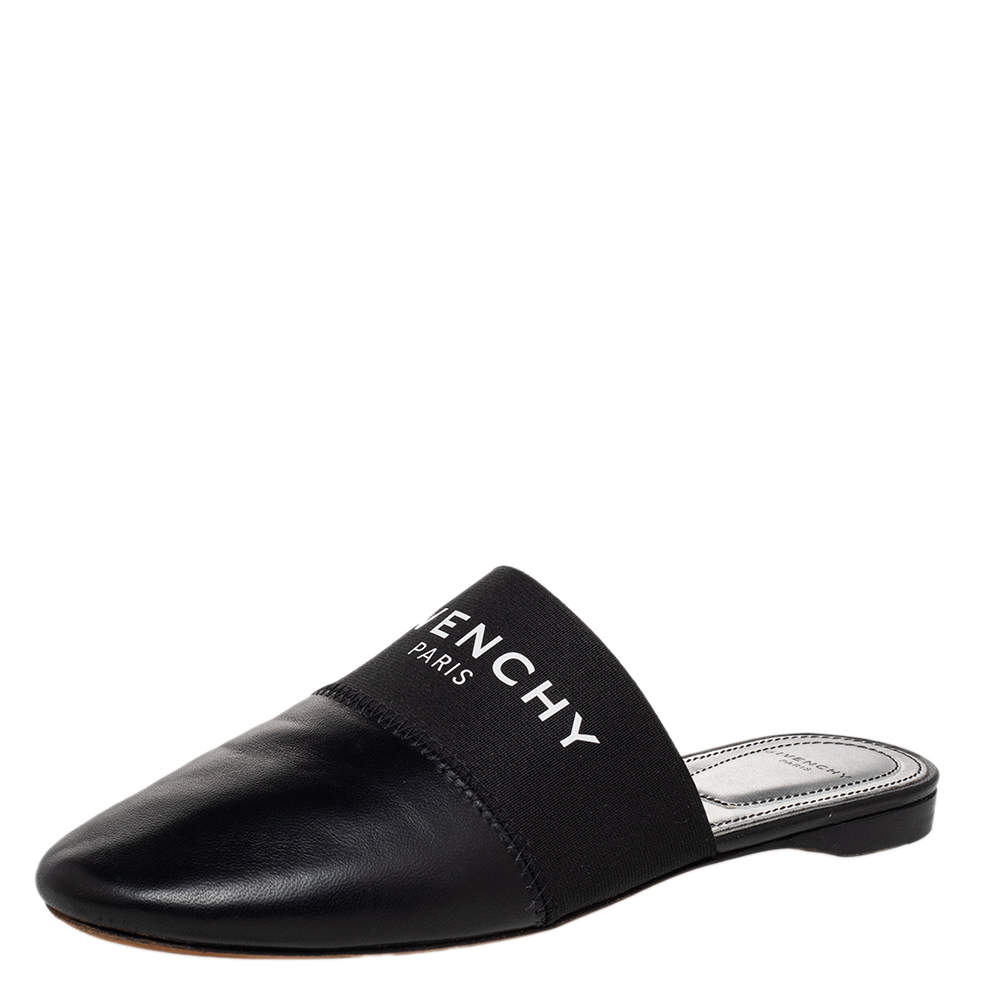 مملوكة مسبقًا حذاء سلايد جيفنشي جلد أسود بالشعار