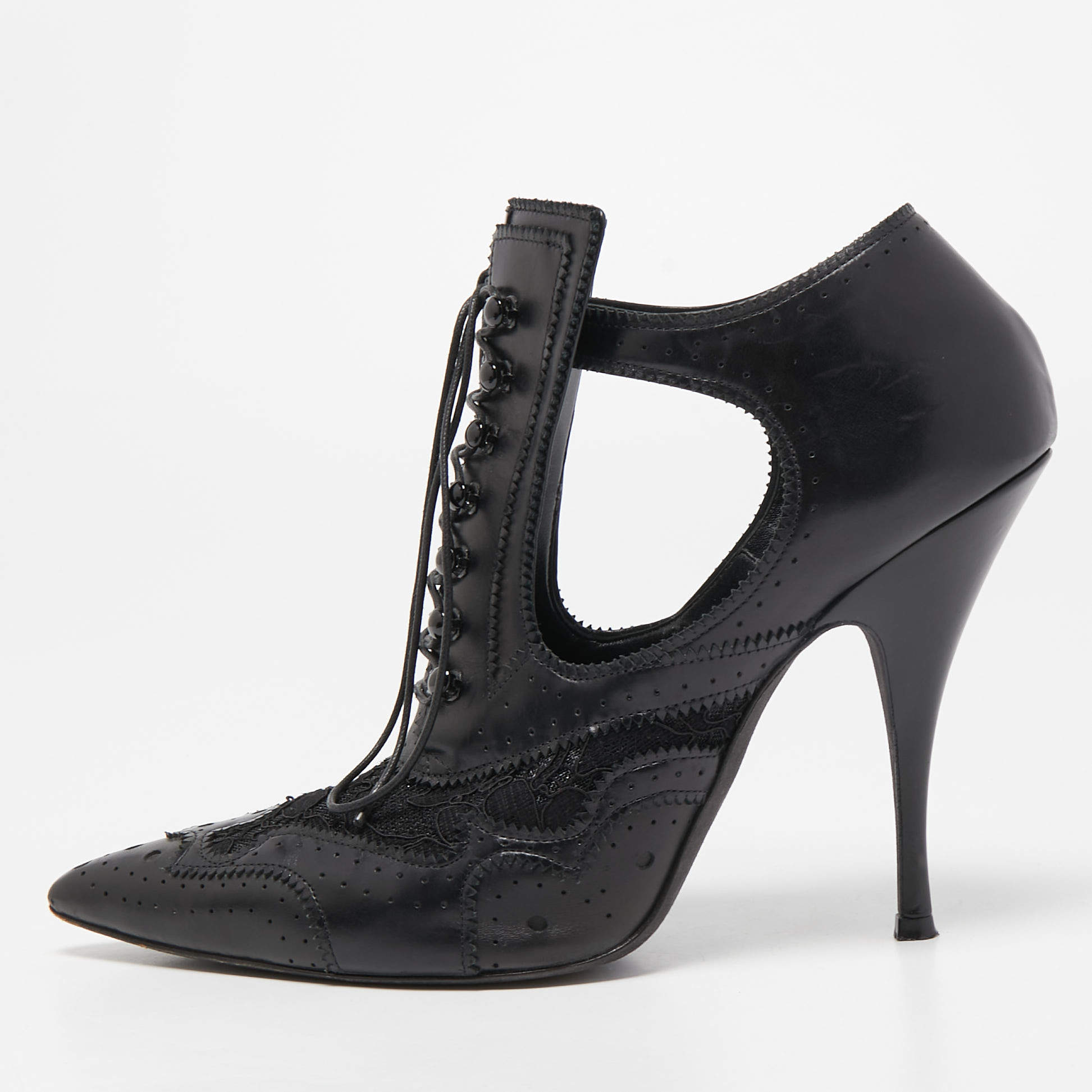 مملوكة مسبقًا Givenchy Black Leather and Lace Pointed Toe Ankle Booties Size 39