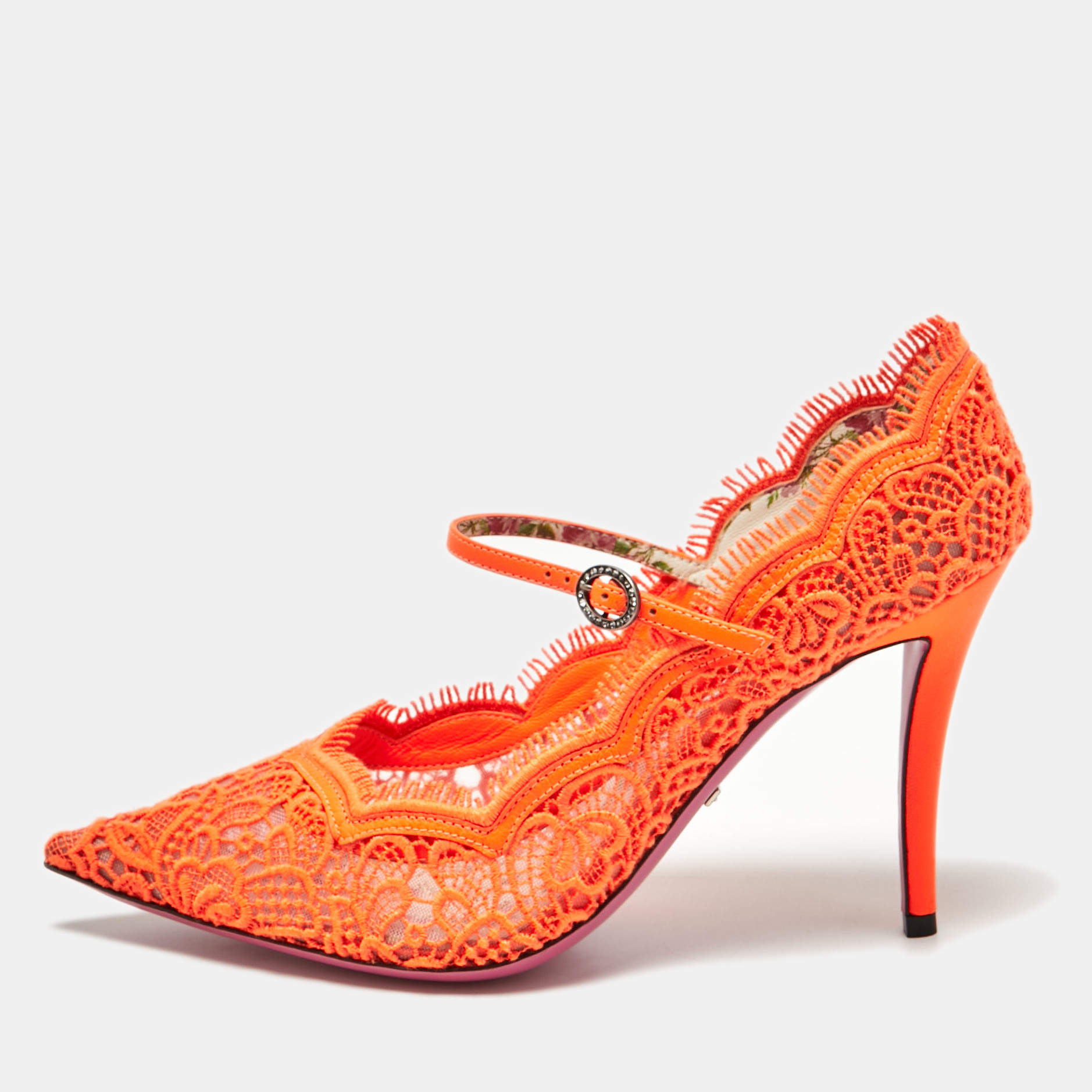 مملوكة مسبقًا Gucci Neon Orange Lace Virginia Mary Jane Pumps Size 39