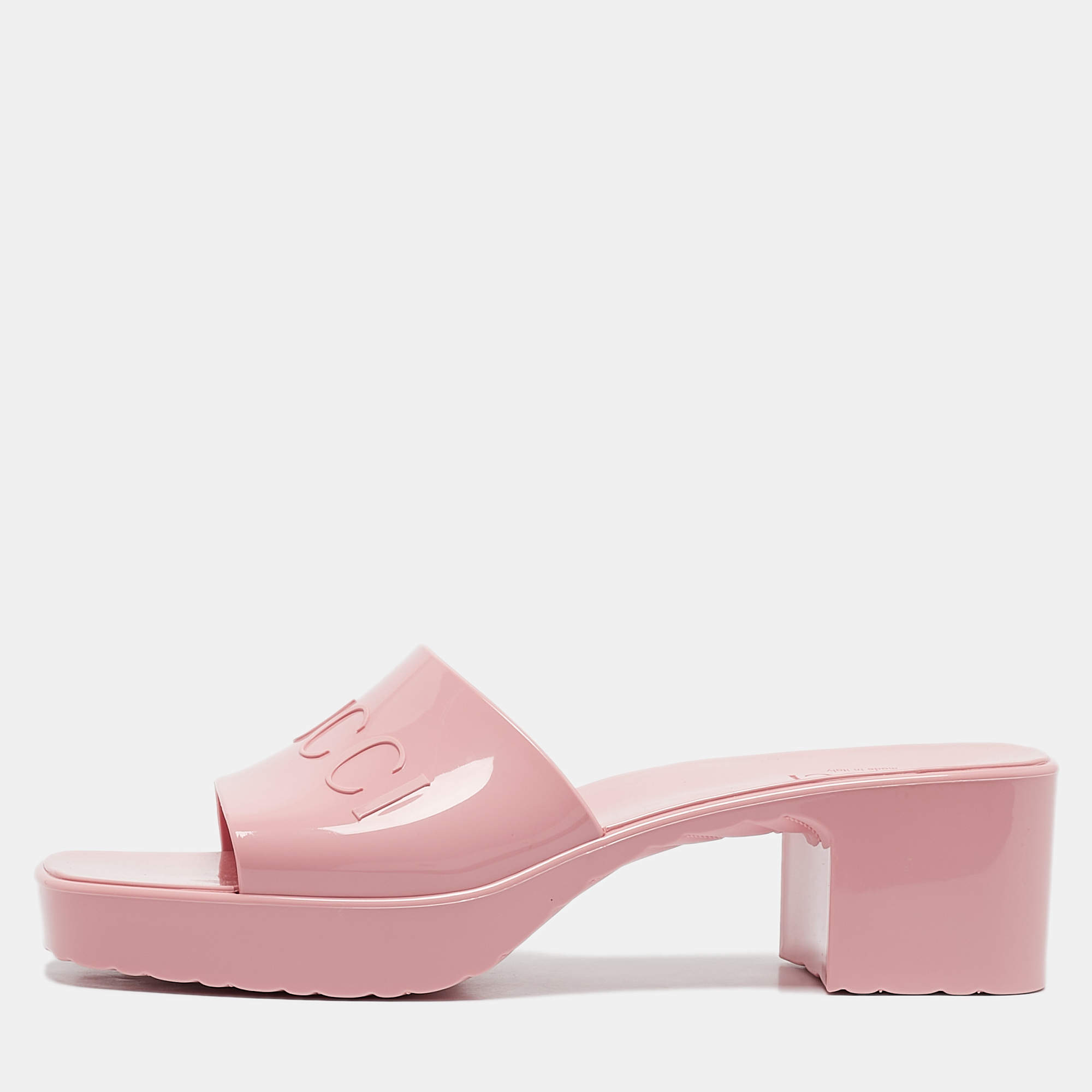مملوكة مسبقًا Gucci Pink Rubber Embossed Logo Slide Sandals Size 42