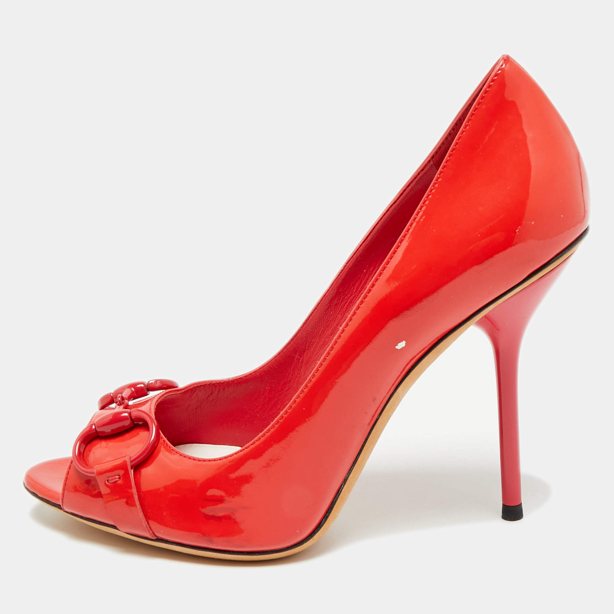 مملوكة مسبقًا Gucci Horsebit Size 38 Red Patent Leather Peep Toe Pumps