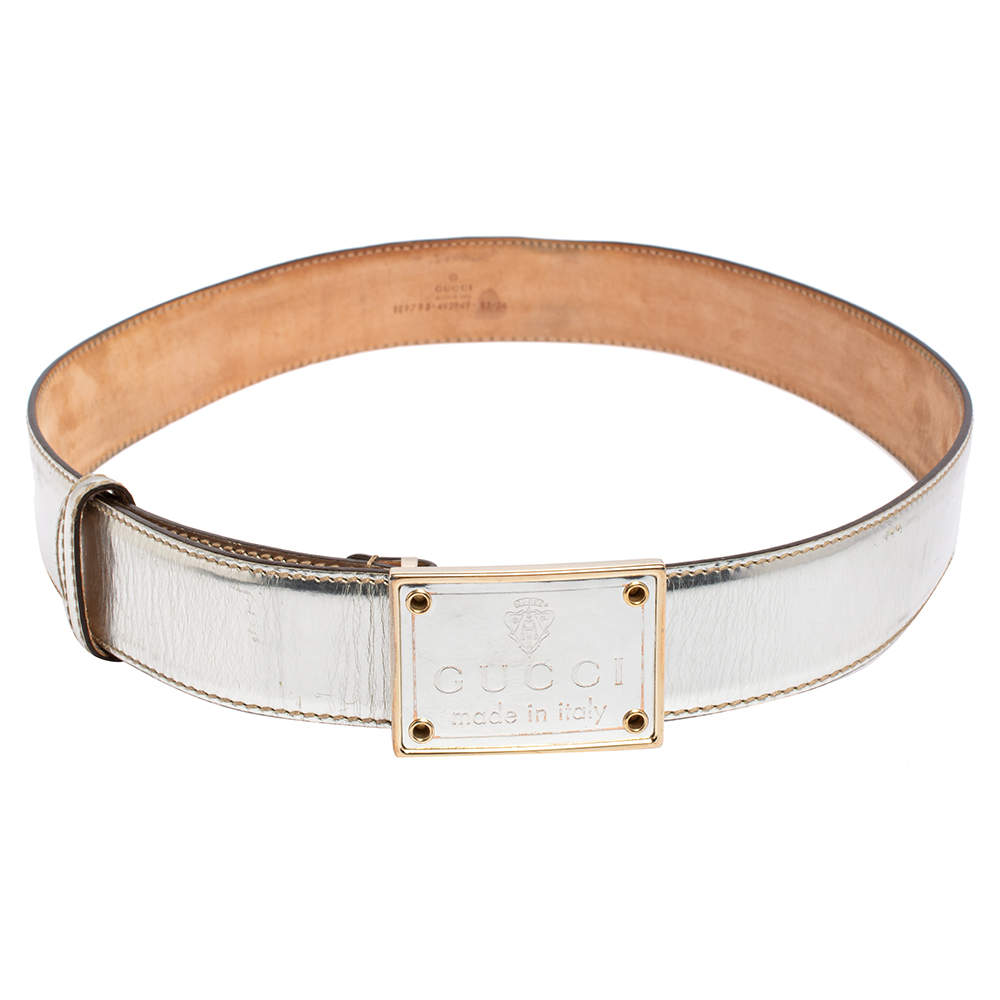 مملوكة مسبقًا حزام غوتشي جلد فضي ميتاليك وإبزيم لوحة مزينة شعار الماركة 85 سم