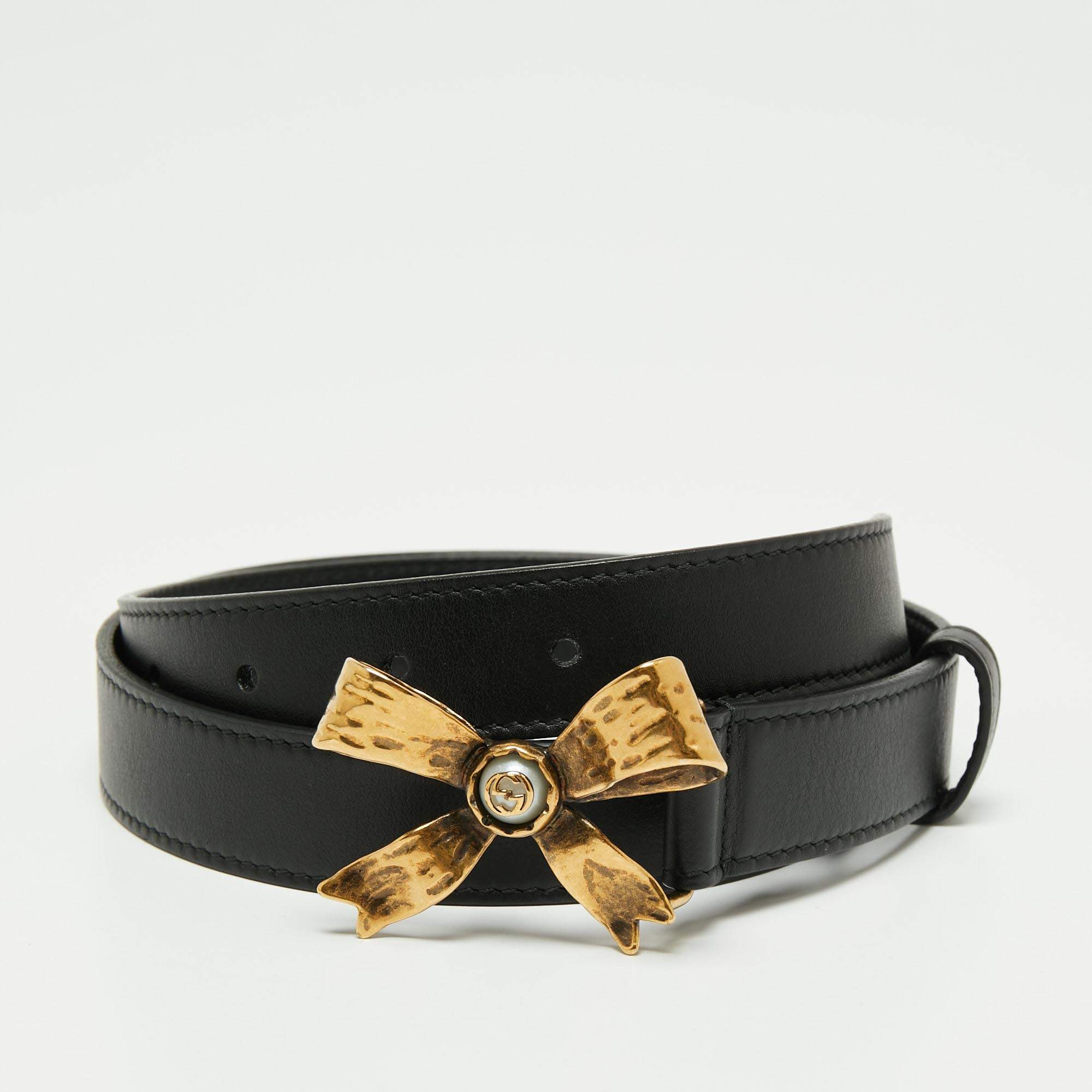 Pre Owned Gucci Black Leather Bow Buckle Skinny Belt 80CM
