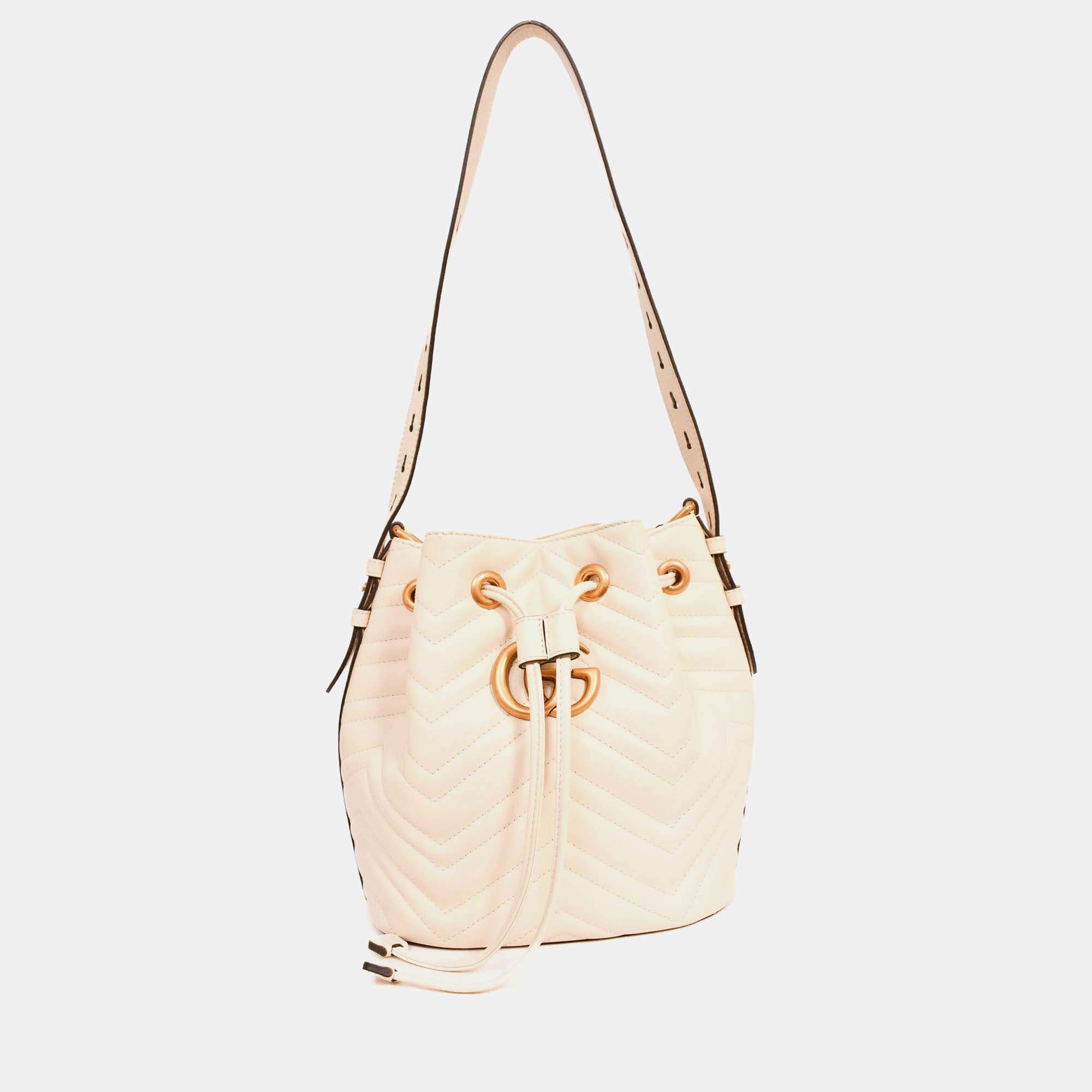 مملوكة مسبقًا حقيبة غوتشي دلو جلد أبيض متوسط GG مارمونت مع حزام