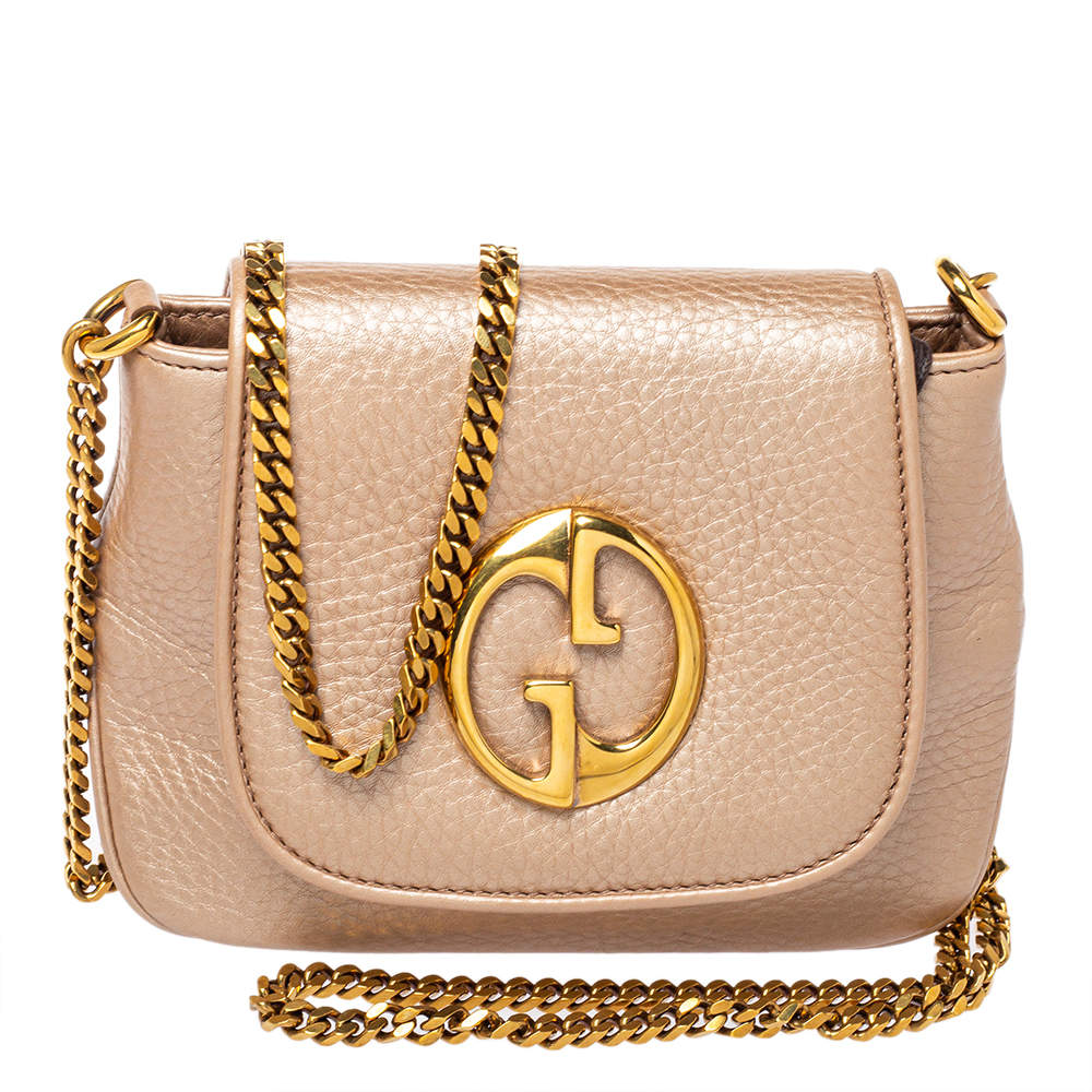 مملوكة مسبقًا Gucci Metallic Beige Leather Small Logo Detail Chain Link Crossbody Bag