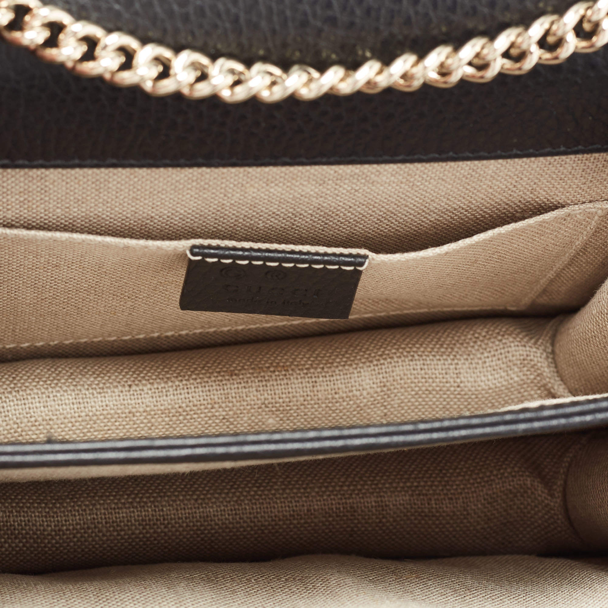 Gucci Interlocking G Chain Leather Crossbody Bag (SHG-29556) – LuxeDH