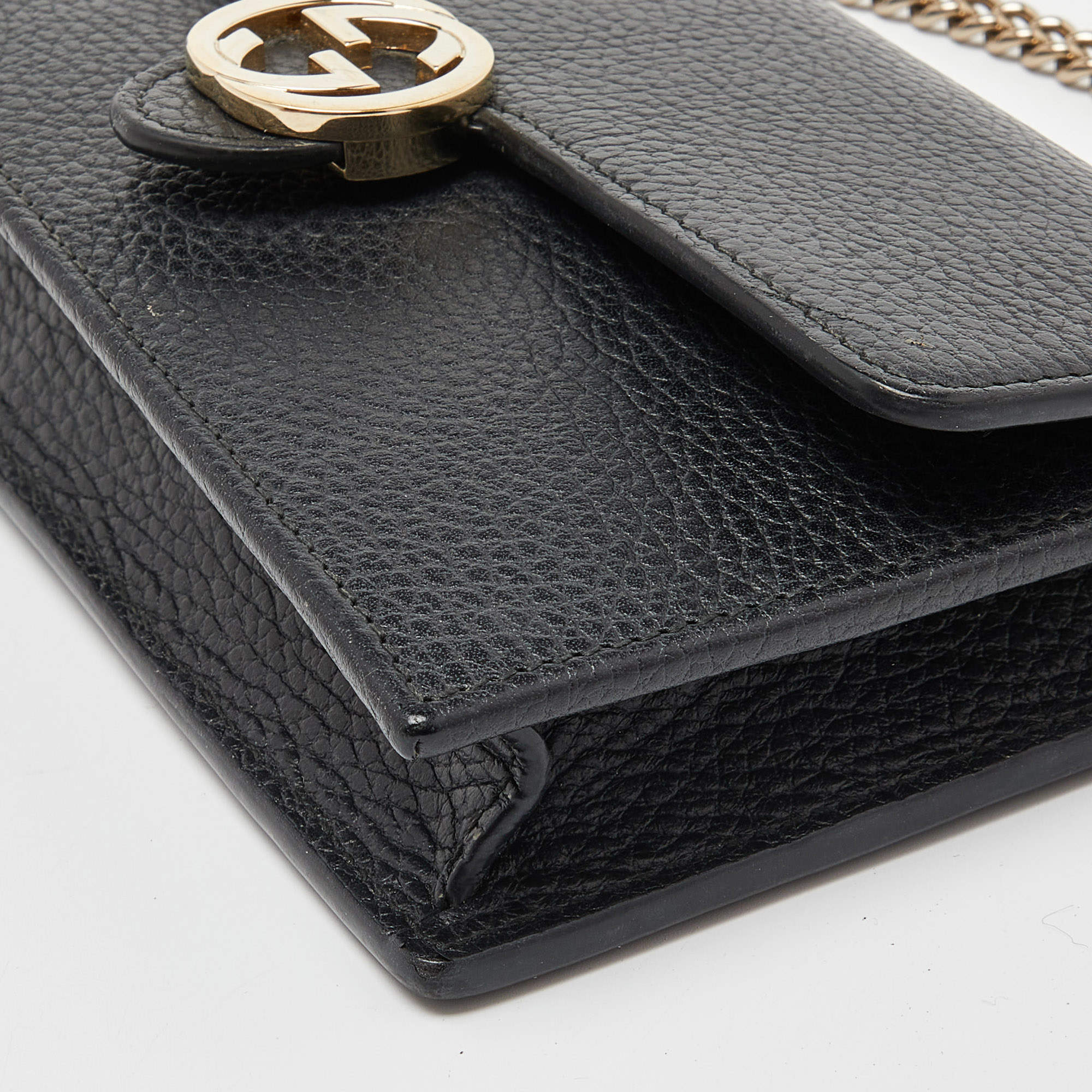 Gucci Interlocking Gg Chain Wallet in Black