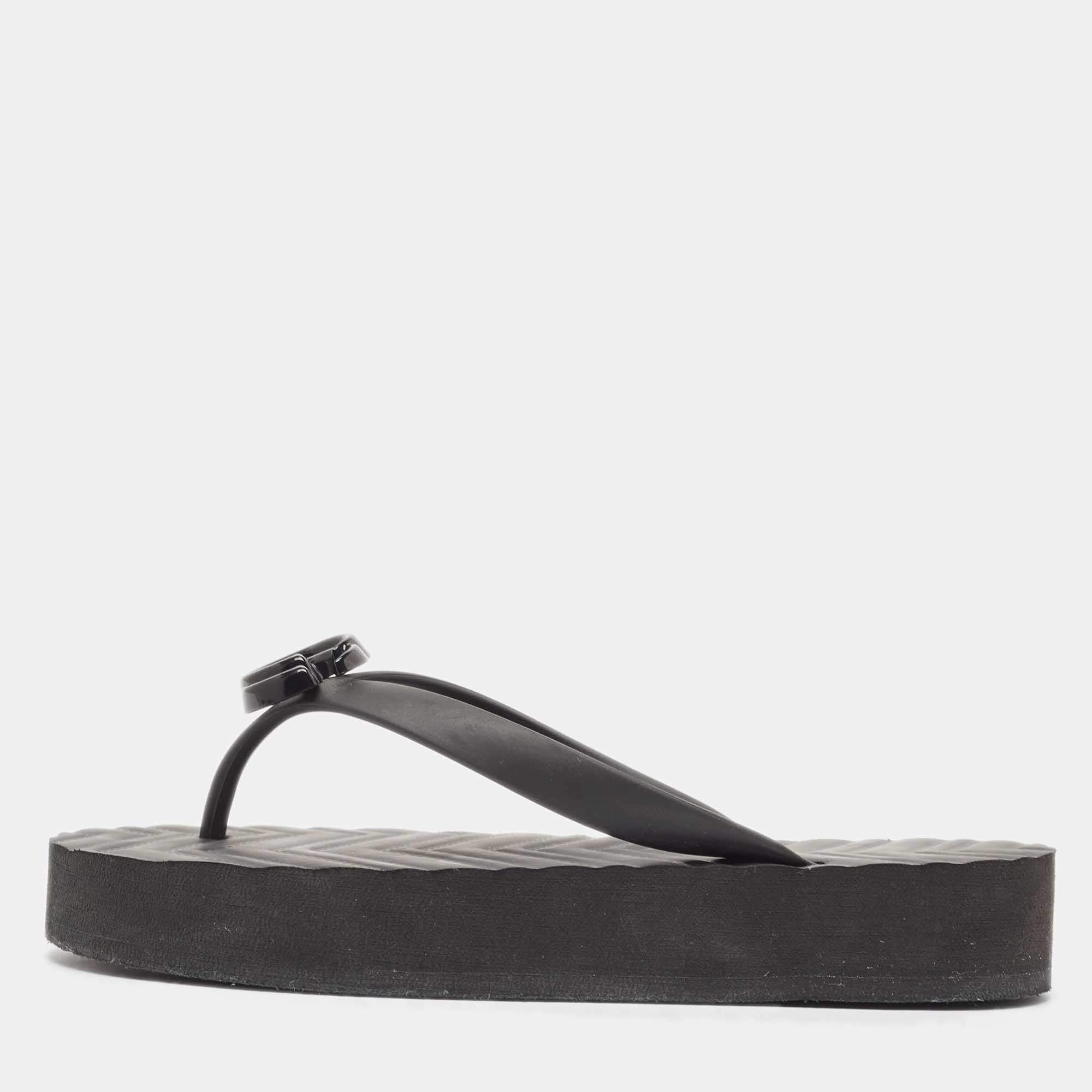مملوكة مسبقًا Gucci Black Chevron Rubber GG Thong Sandals Size 35