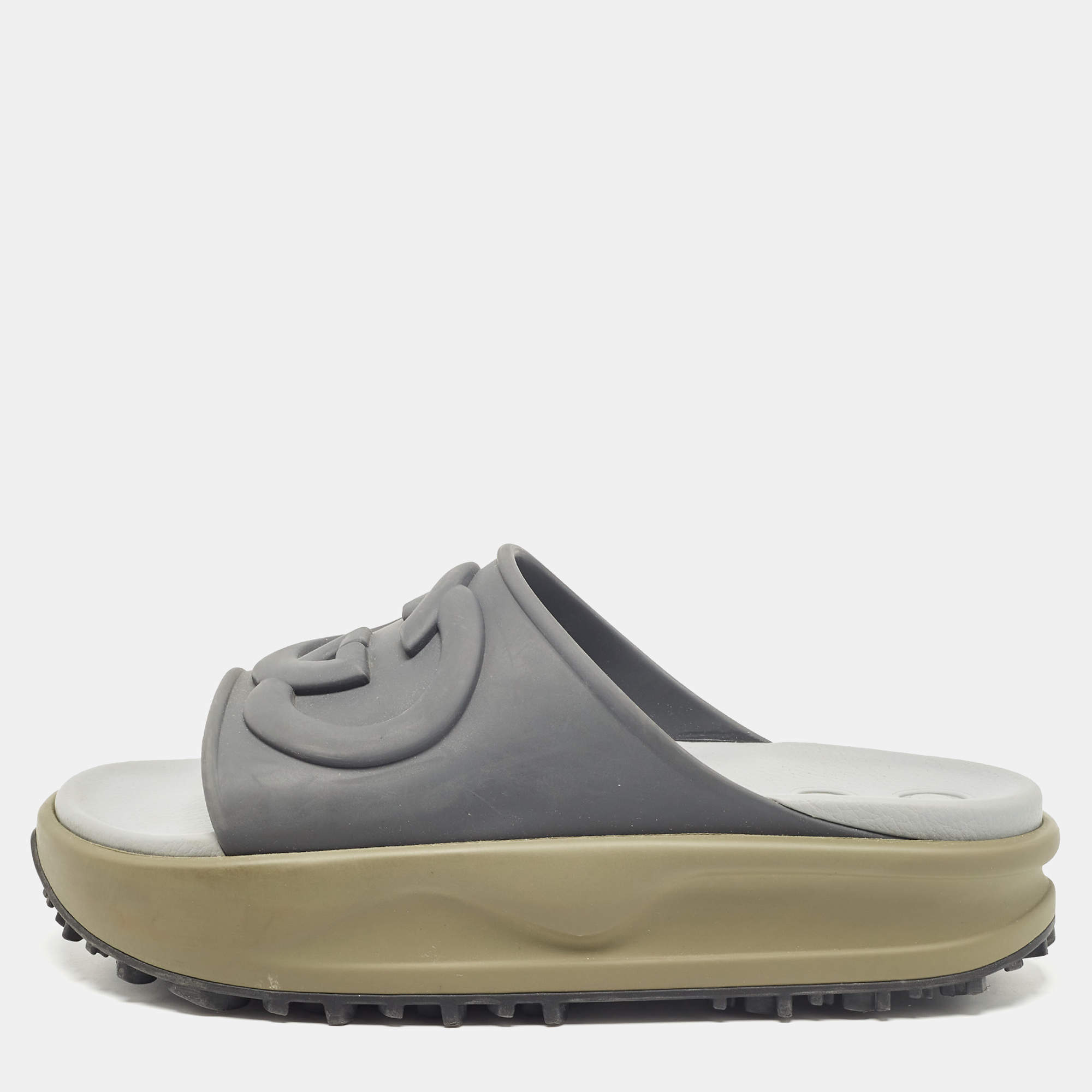 مملوكة مسبقًا Gucci Grey Rubber GG Flat Sandals Size 39