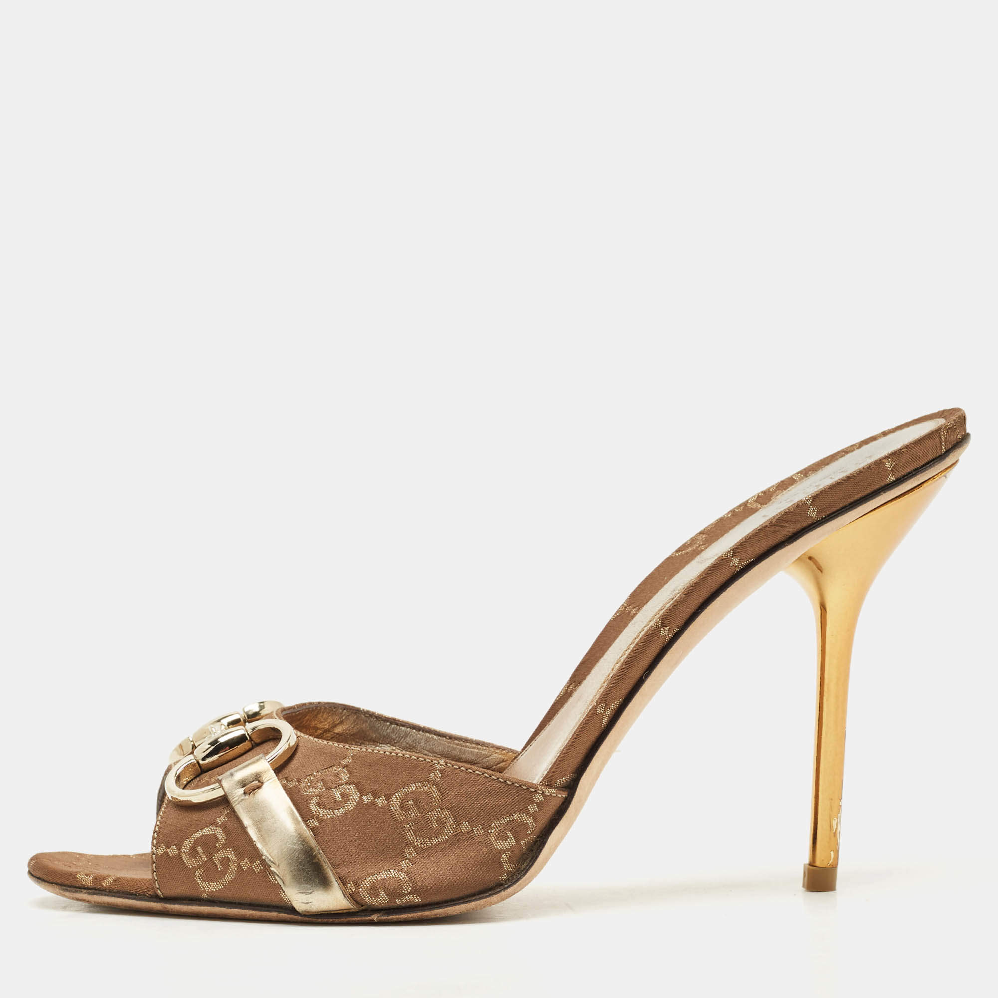 مملوكة مسبقًا صندل غوتشي قماش GG سوبرين ذهبي بتفصيل حدوة الحصان مقدمة مفتوحة مقاس 39