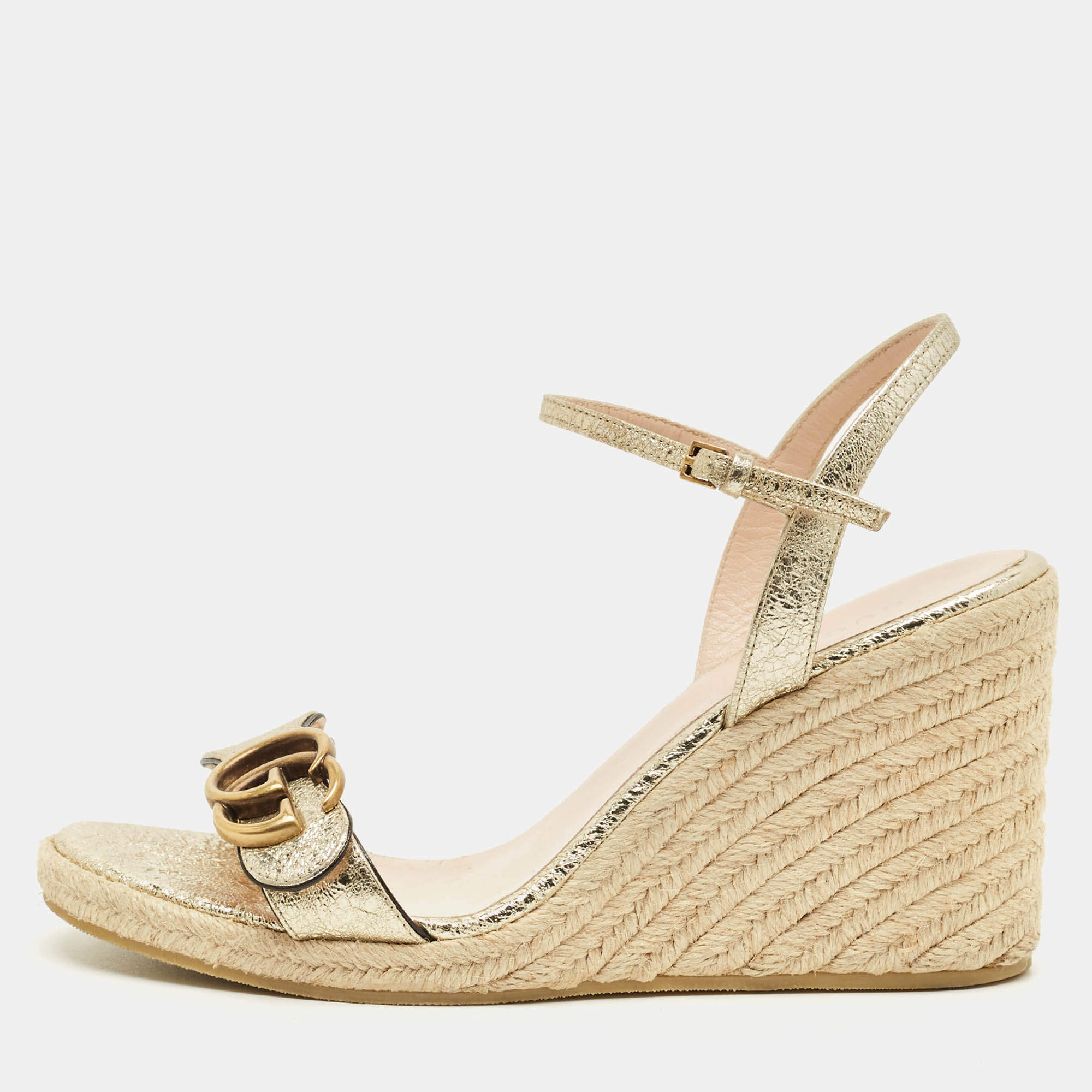 مملوكة مسبقًا Gucci GG Marmont Size 38.5 Gold Foil Leather Espadrille Wedge Sandals