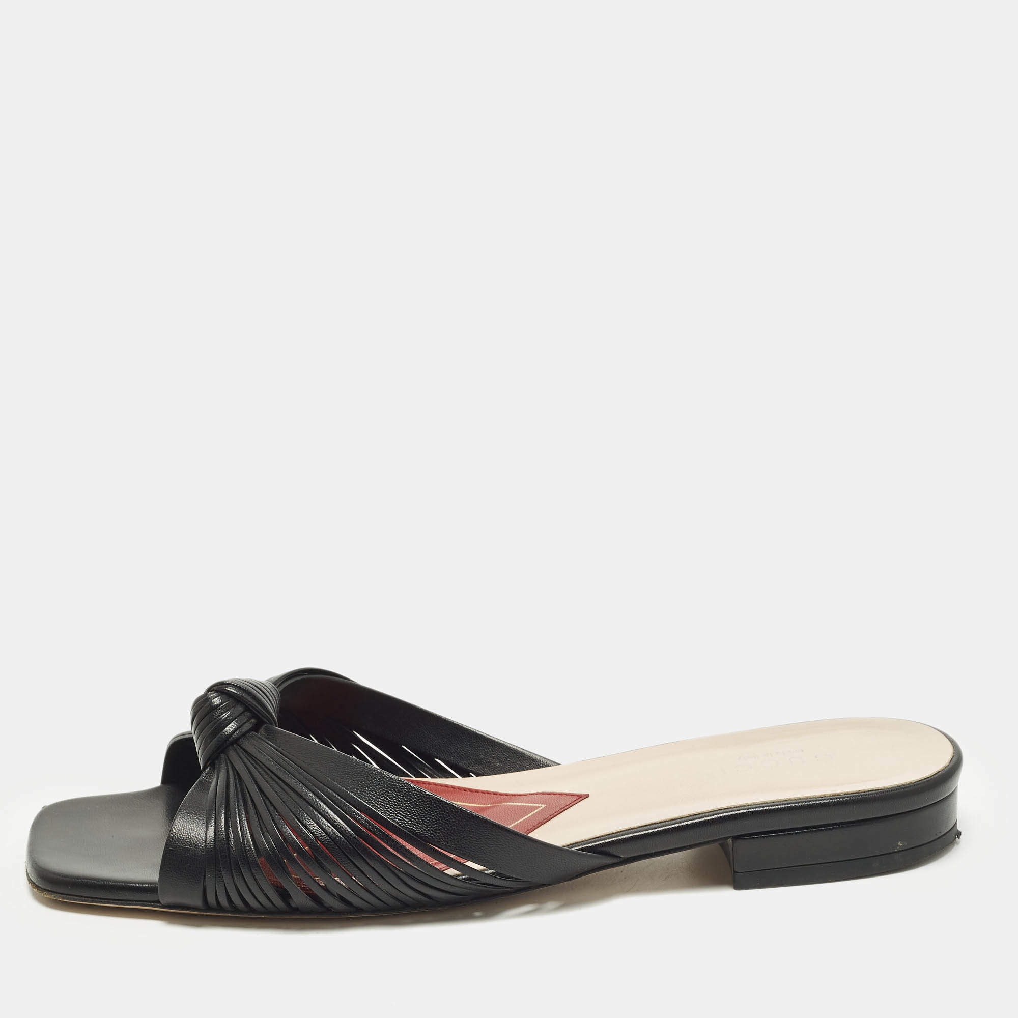 مملوكة مسبقًا صندل سلايد غوتشي جلد أسود بتفاصيل عقدة مقاس 38