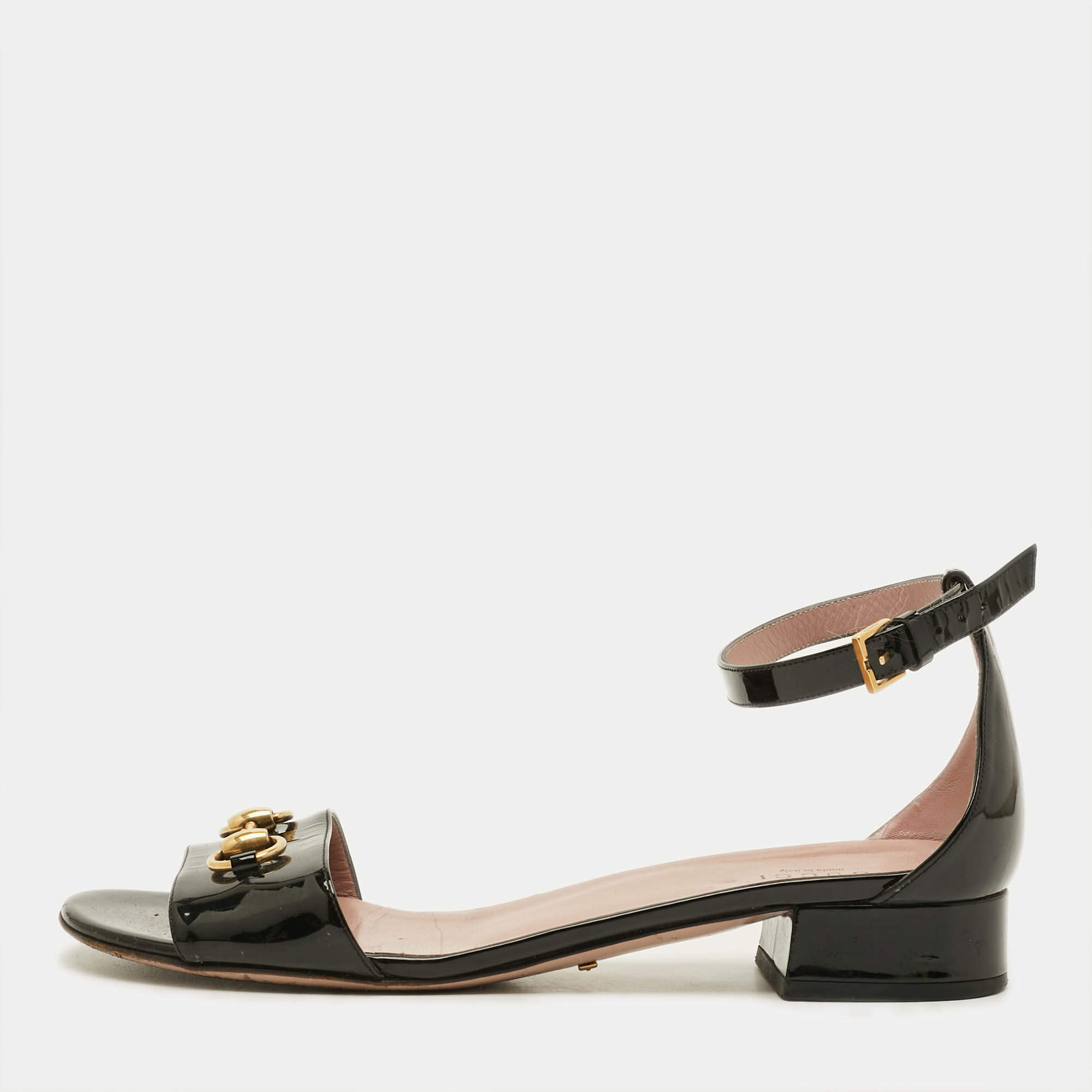 Pre Owned صندل غوتشي بكعب و إبزيم جلد برّاق أسود مقاس 40