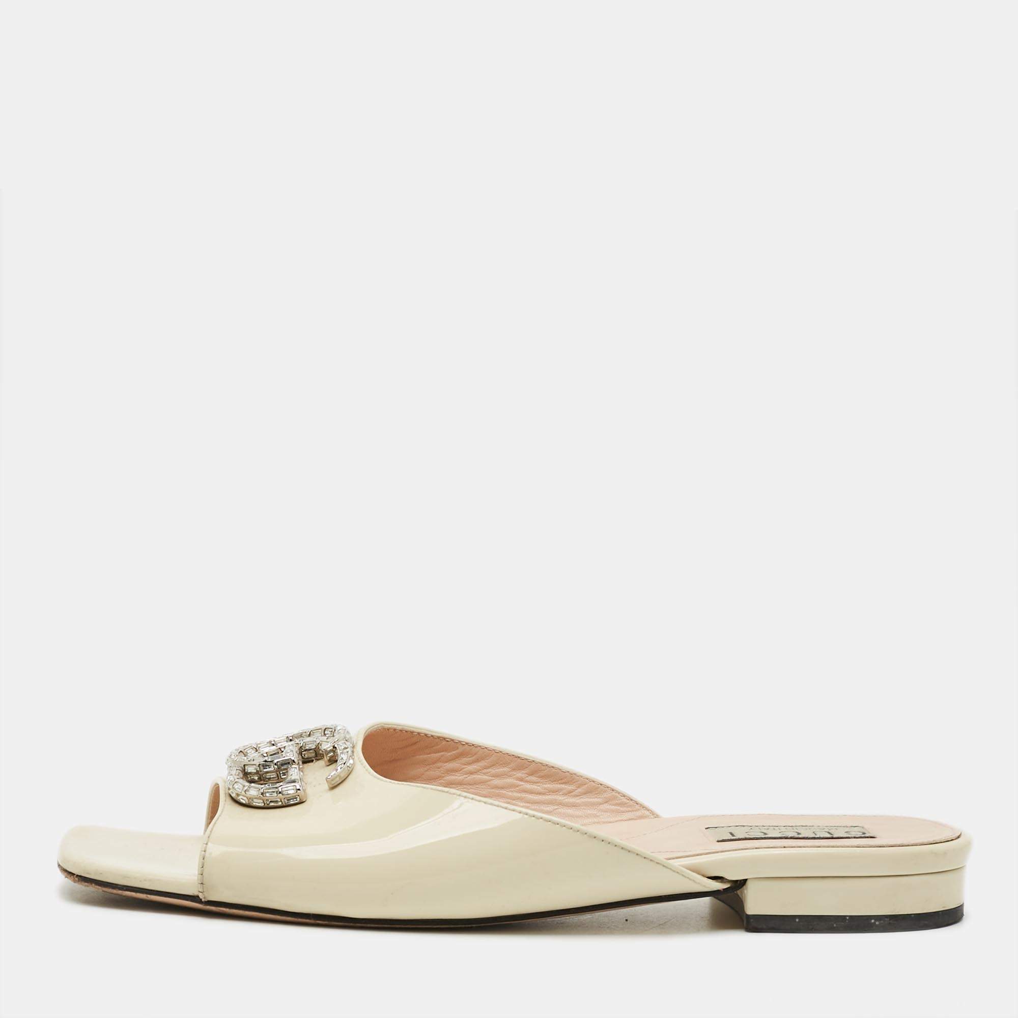 مملوكة مسبقًا حذاء سلايد فلات غوتشي جلد لامع كريم هارلو مقاس 39