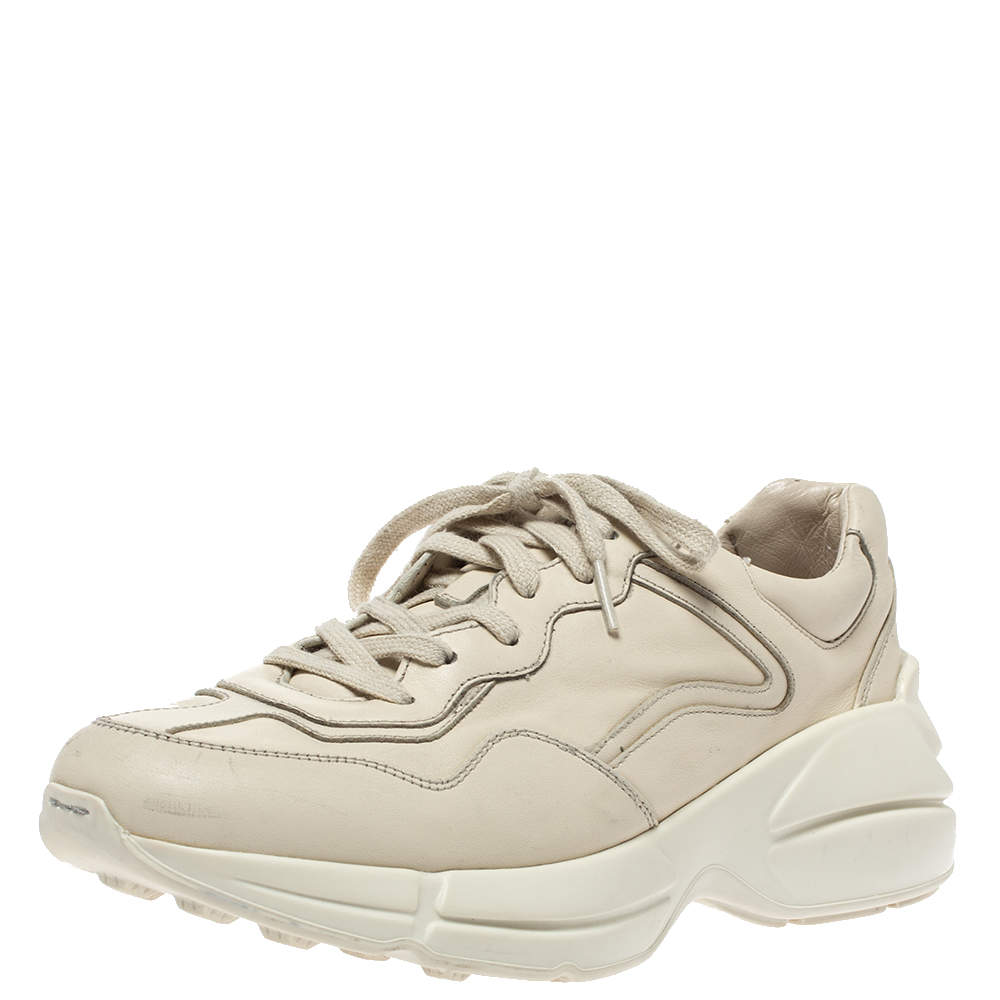 مملوكة مسبقًا حذاء رياضي غوتشي رهيتون منخفض من أعلى جلد بيج مقاس 40