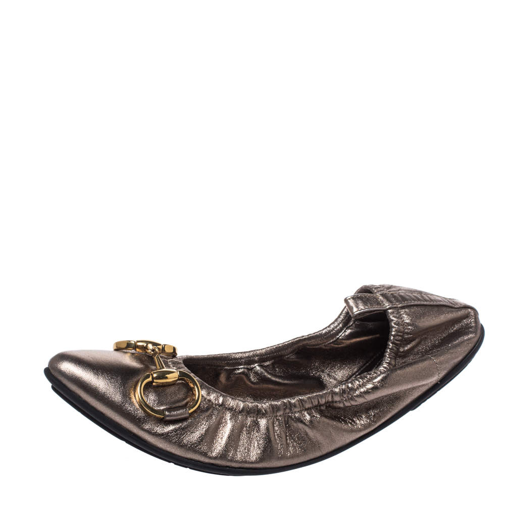 حذاء باليرينا فلات غوتشي مجعد مزين هورسبيت و مقدمة مدببة جلد ميتاليك مقاس 37.5