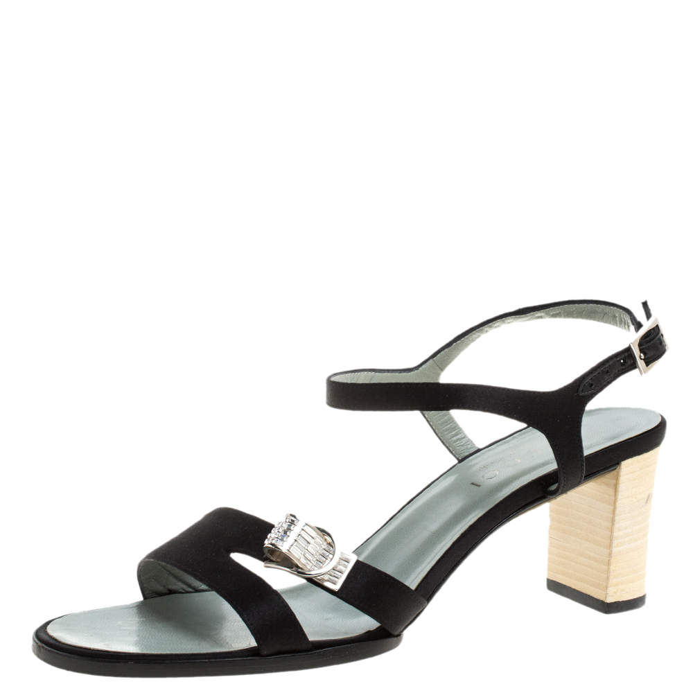 مملوكة مسبقًا صندل غوتشي سير كاحل كعل عريض مزخرف إبزيم ساتان أسود مقاس 38