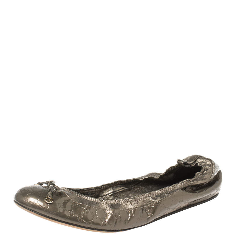 مملوكة مسبقًا حذاء باليرينا فلات غوتشي جلد غوتشيسيما أخضر زيتوني ميتاليك مقاس 39.5