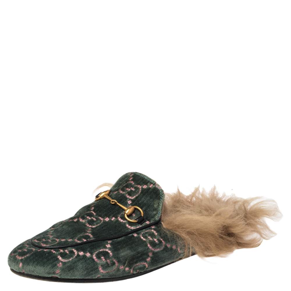 مملوكة مسبقًا Gucci Green Velvet and Fur Lined Princetown Flat Mules Size 39.5