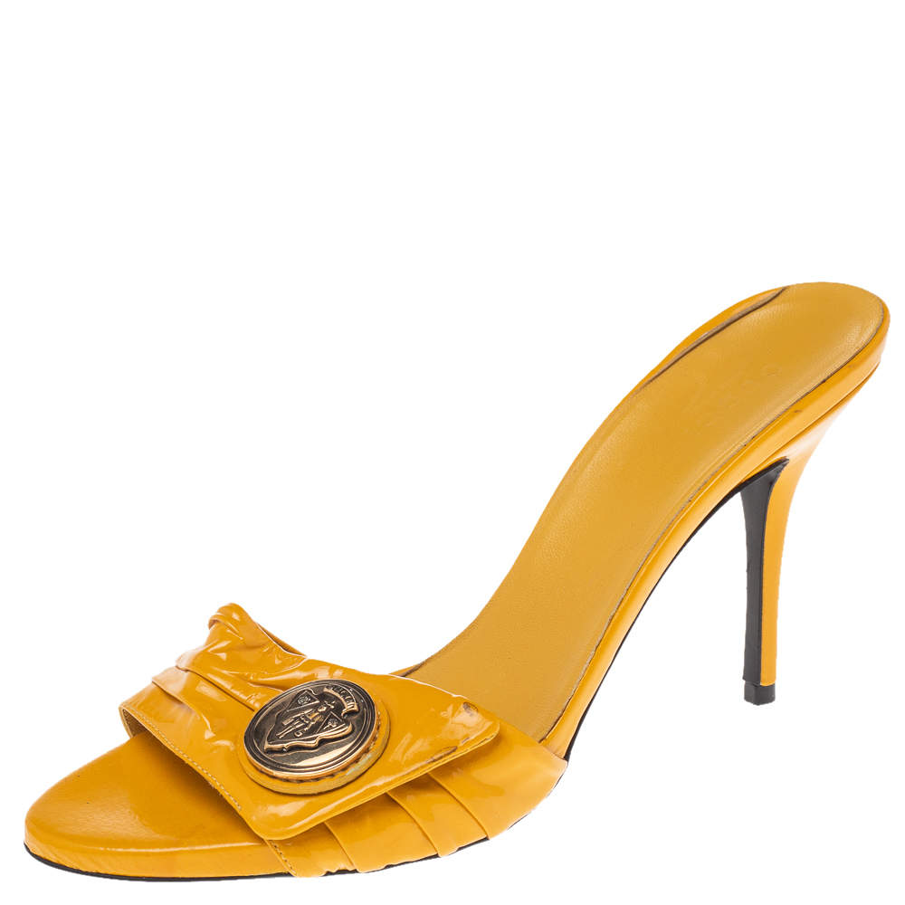 مملوكة مسبقًا Gucci Yellow Pleated Patent Leather Hysteria Slide Sandals Size 37
