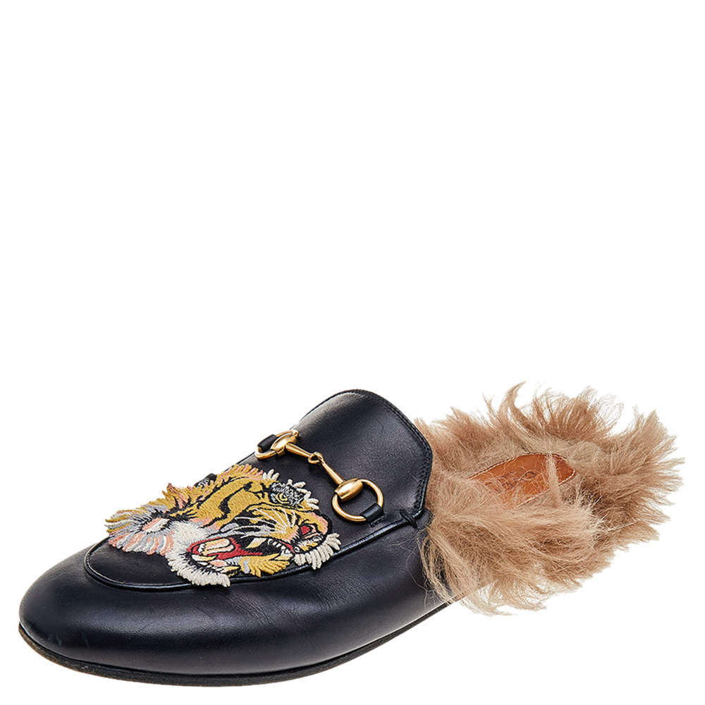 مملوكة مسبقًا صندل سلايد غوتشي برينستاون هورسبيت فرو وجلد أسود مطرز بشكل نمر مقاس 39