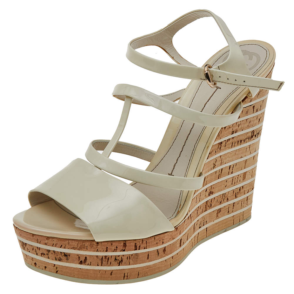 مملوكة مسبقًا Gucci Cream Patent Leather Cork Wedge Platform Ankle Strap Sandals Size 40